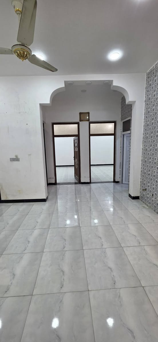 بسم الله إعلان بيت للإيجار منطقه كورنيش التأميم مقابيل جامع الرزاق الرحيم المساحه ٢٠٠متر ٢طابق يحتوي الدار على ٤غرف نوم استقبال مطبخ حمام عدد ٣ ايجار ٥٠٠الف ***********
