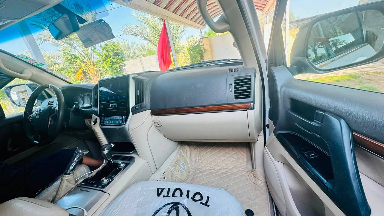 سلام عليكم للبيع لاندكروزر موديل ١٨
سيارة جديدة 
فول موصفات 
سيارة كارتون بل خير عل يشتري 
***********
