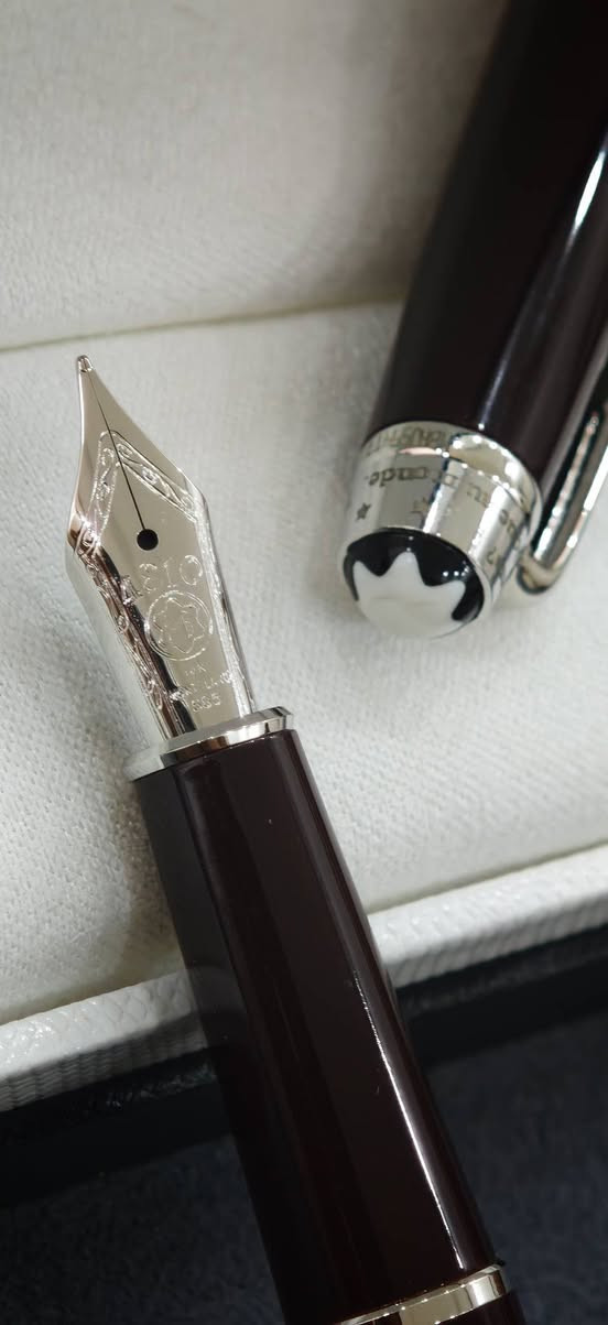 Mont blanc pen 14k
قلم مونت بلانك حبر 
ريشة 14 قيراط ذهب 
ملحقات كامل 
سعر 295$
***********
يوجد خدمة التوصيل
