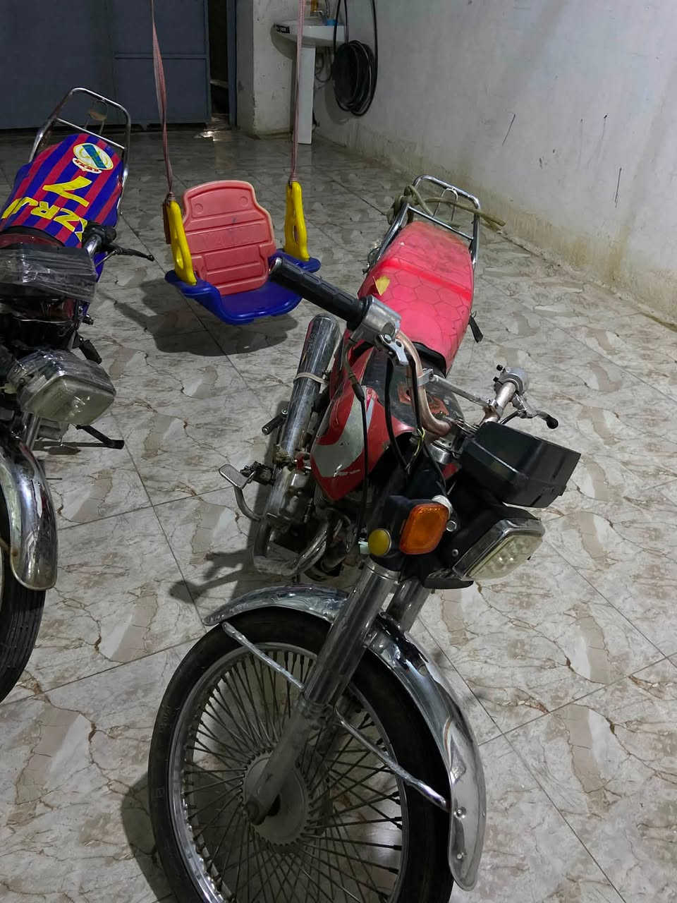 للبيع دراجات
ثنينهم شغالات معمرات جديد 
واحد 4 گير والاخر 5 گير 
ابيع شلع ثنينهم بـ375 المكان بيجي
هـ:***********
