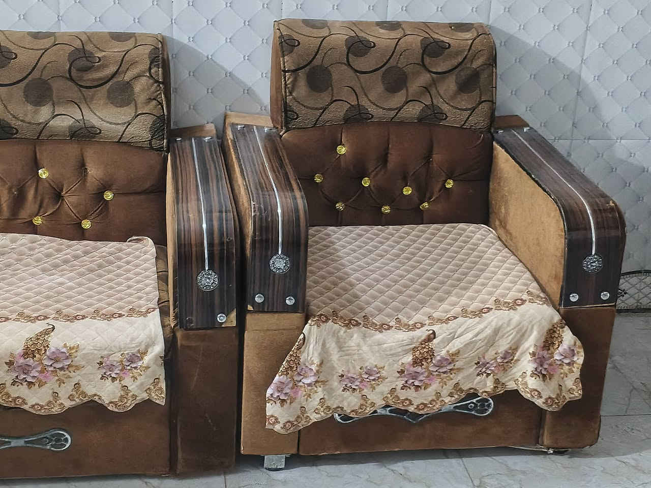 السلام عليكم تخم 10 مقاعد نضيف 
بس بي اضرار قليله وخفيف مو قوية حيل 
125 وبي مجال 
***********
