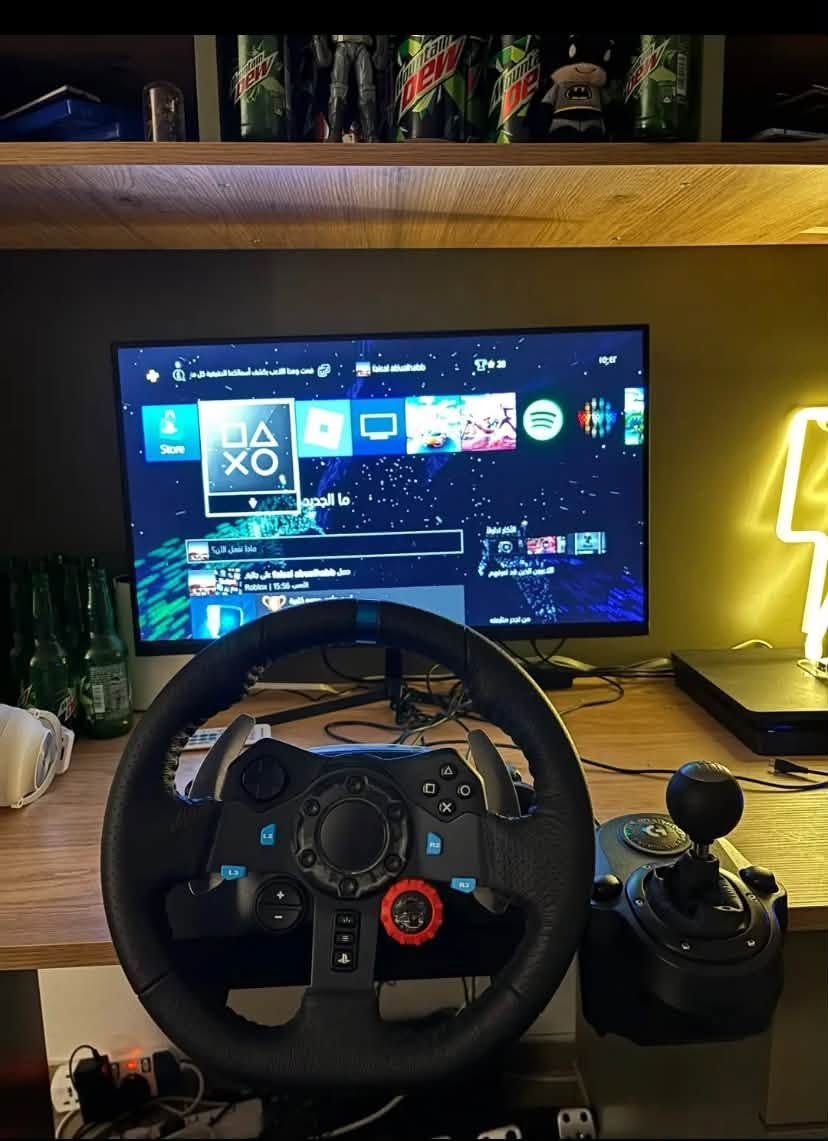 سلام عليكم شباب،
عندي سيت دركسون Logitech G29 ويا الكير الخارجي الأصلي (Shifter) للبيع، الجهاز شغّال 100% وأموره كلها تمام التمام بدون أي أعطال أو مشاكل فنية.
📌 تفاصيل وحالة البكج:

 الأداء: الفيدباك (Force Feedback)، الدواسات، تعشيق الكير، والدكم كلها شغالة ممتازة وبدون أي نقص.
 الملحقات الكاملة:
 الدركسون (Wheel).
 الدواسات الثلاثية الأصلية (Pedals).
 الكير الخارجي الأصلي (Logitech Shifter).
 المحولة والوايرات الأصلية كاملة.
 الملاحظة الوحيدة: الدائرة اللي بالنص مالت الدركسون (العلامة) ممسوحة شوية من الاستخدام، وملاحظة شكلية فقط وما تؤثر على أداء الجهاز إطلاقاً (وتگدر تحط عليها ستيكر إذا تحب).

💰 السعر والمكان:
 السعر: ⁠[250الف]⁠ (سعر مناسب للبكج الكامل).

 التوصيل: ⁠[يوجد توصيل]
📩 للطلب أو الاستفسار: يرجى المراسله عله الواتساب ***********
