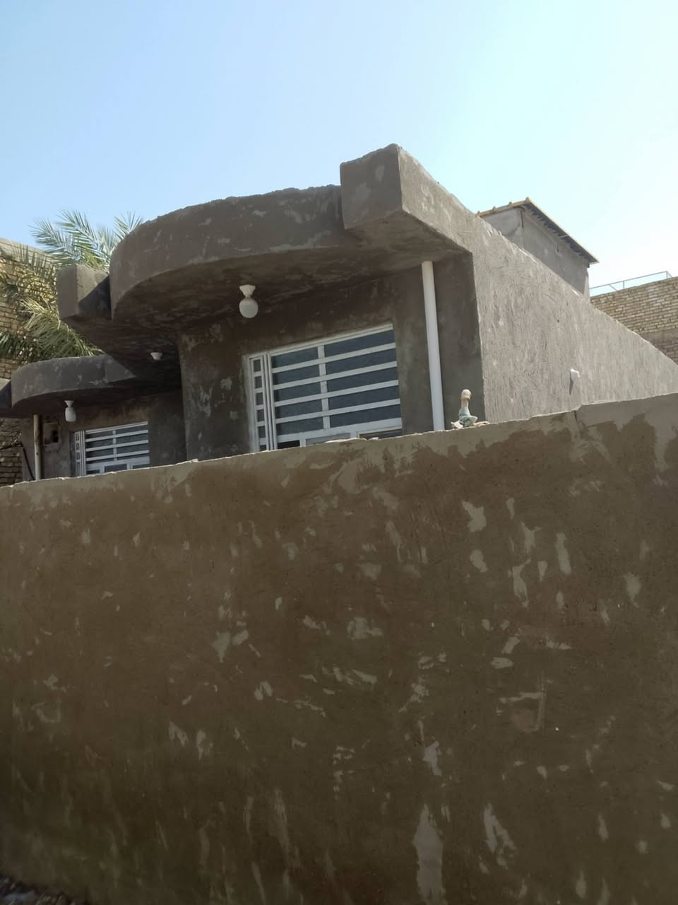 دارللبيع حي الحكيم الأولى شارع عميد جادر قرب  المدارس خلف بيت المختار مساحه ١٨٠م واجهه ١٠ونزال ١٨يحتوي على غرفتين نوم وهول داخلي واسع ومطبخ واستقبال وصحيات داخلي وخارجي للعلم طابو زراعي سند٢٥مرقم من قسم بلدي مشمول بل تتطويب كافه خدمات متوفر ملاحضه بيت اساس طابوق والبناء بلوك كلر درجه اولى@وسقف صب مسلح كونكريت. السعر 33 وبيه مجال  الستفسار ***********     ***********.

