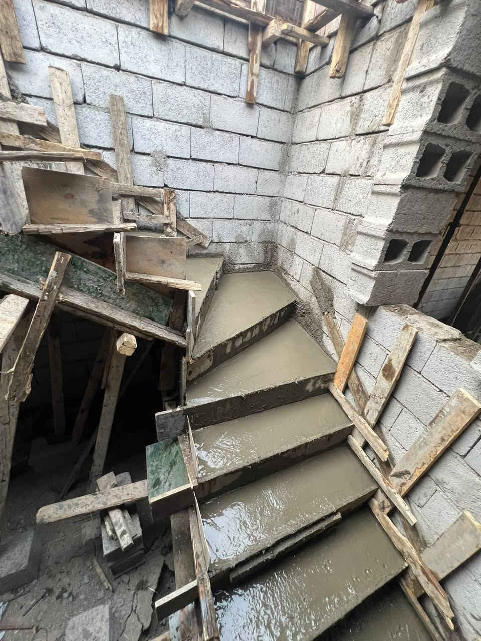 🏗️ من التصميم إلى التنفيذ... عملنا مستمر في الميدان

جانب من الصور التنفيذية في مواقع العمل، والتي تمثل الجزء الثاني من عمل مكتب البلال الهندسي: التنفيذ والإشراف الميداني، حيث تتحول المخططات والتصاميم إلى واقع، بدقة ومتابعة هندسية مستمرة في مختلف مراحل العمل.

✨ مكتب البلال الهندسي | نصمّم... نتابع... وننفّذ.

📞 ***********)
