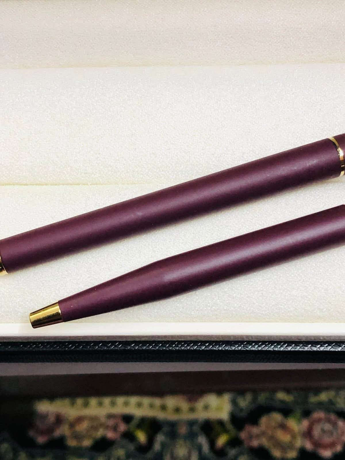 سيت أقلام شيفر ( Sheaffer) 
أمريكي اصلي انتاج الثمانينات 
حجري مع طلاء الذهب 
ريشه طلاء ذهب 
حبر - جاف - الحجم F  
السعر ٨٠  الف 
للاتصال ***********

