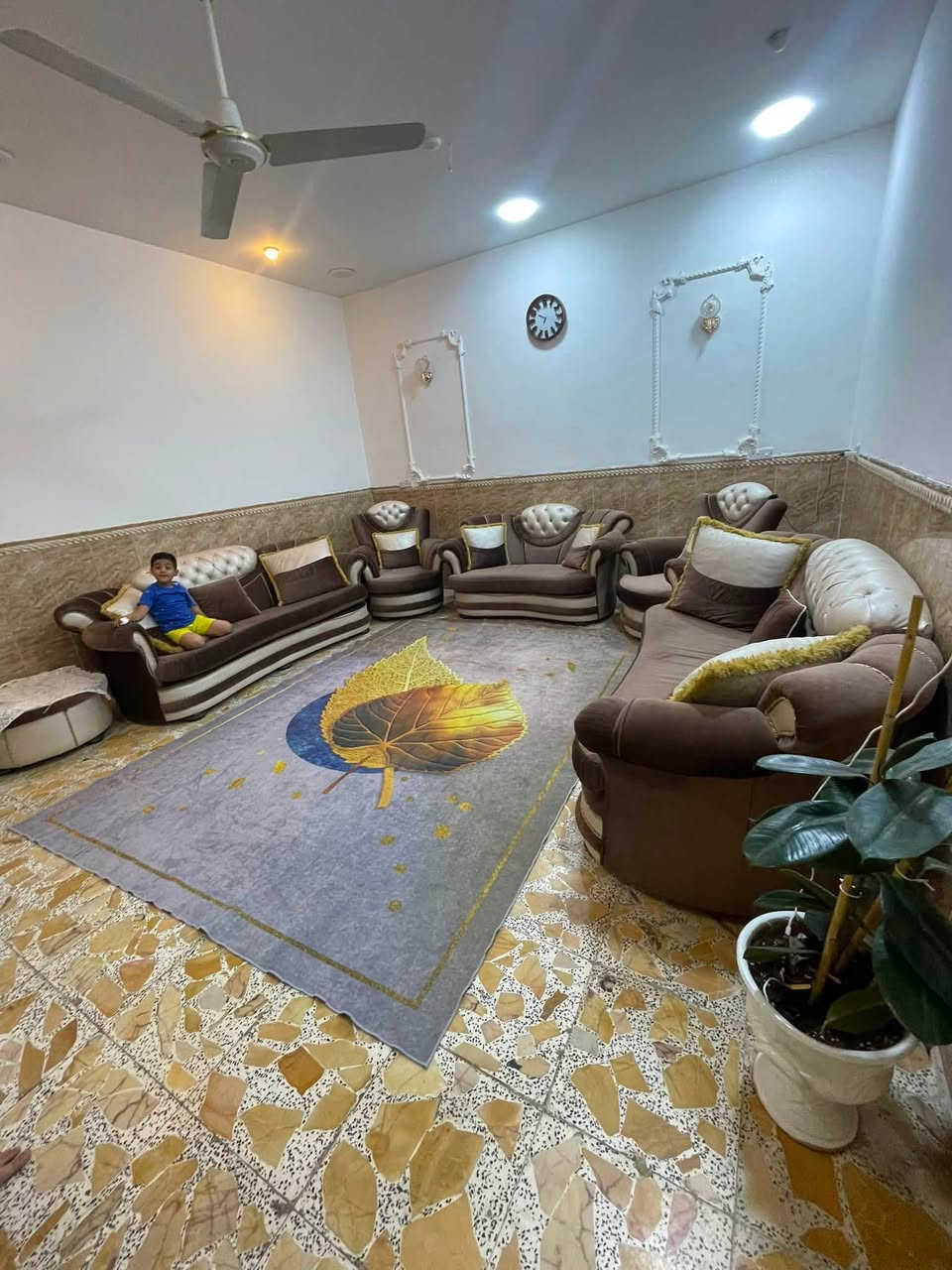 بيت للبيع او المراوس مساحة 300م قرب مول اهل الخير الفرع الثالث مجاور محطه البيروني للأستفسارالاتصال ع ***********
