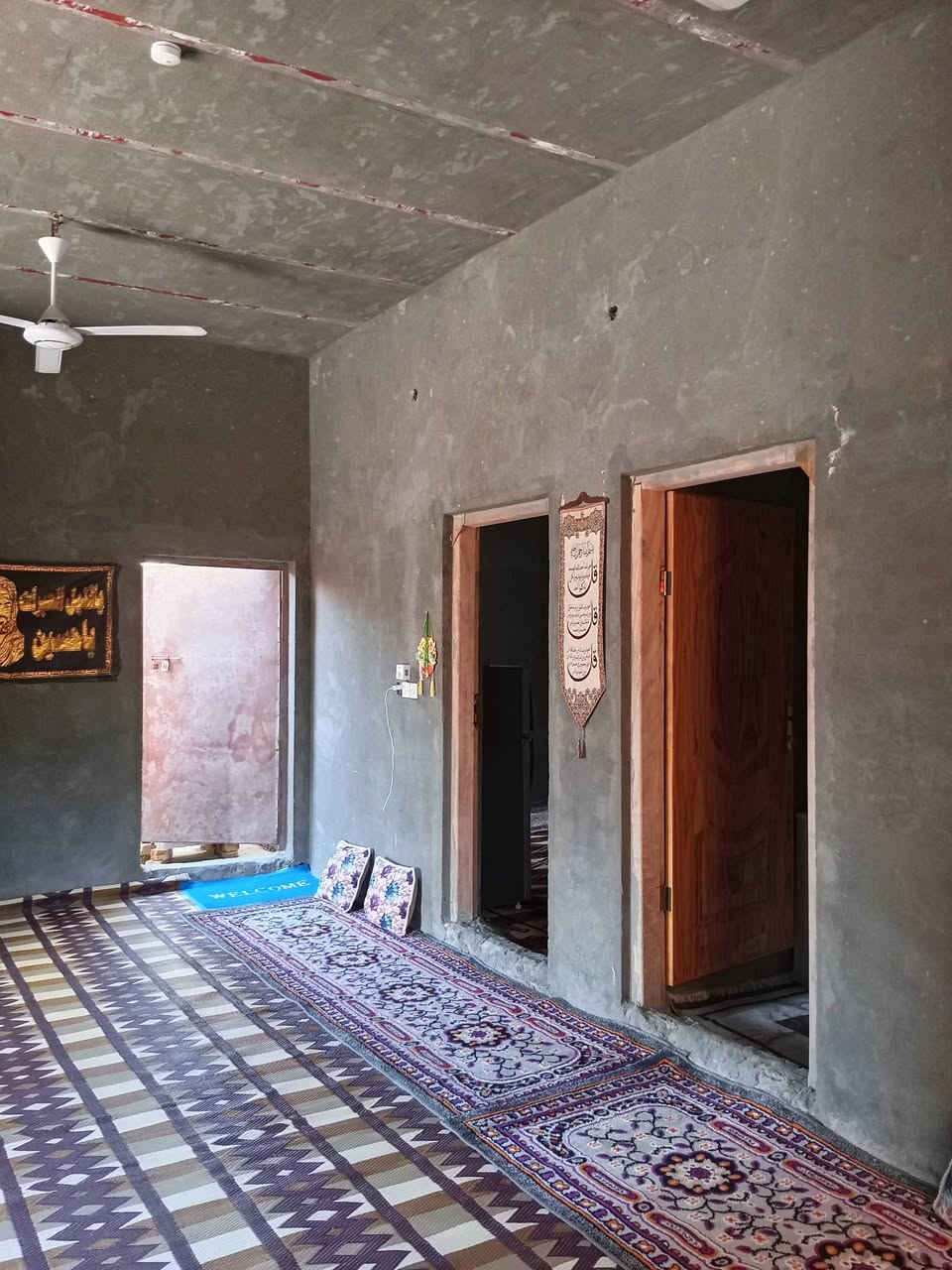 سلام عليكم بيت للبيع مساحته 200 متر يتكون من غرفتين وصاله وبراني ومطبخ حمامات داخليه وخارجيه عوزه بس بورك وسراميك مكان الكوام يم حسينيه الضاحي الستفسار الاتصال ***********
