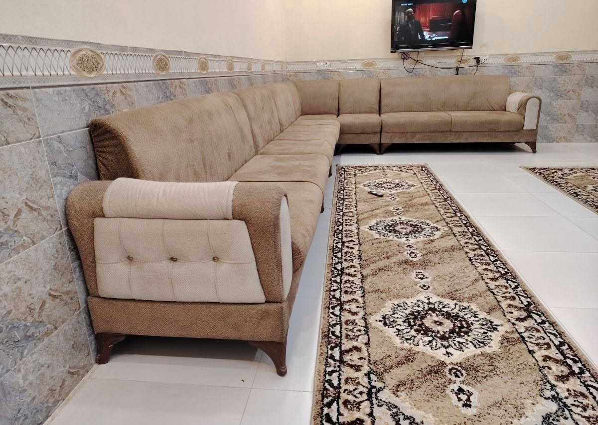ديوان ١٢ مقعد • نظيف • توصيل