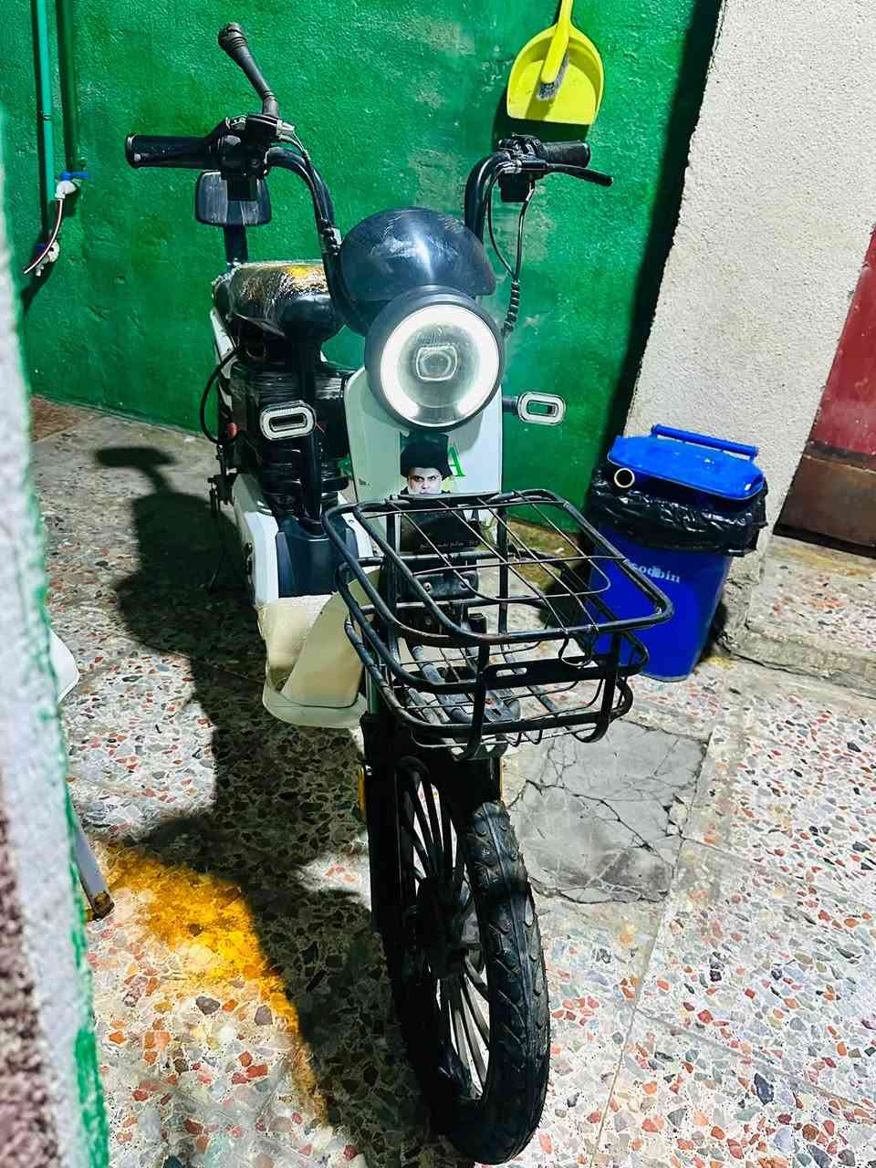 دراجة شحن بطاريات جدد السعر ٢٠٠ مكان بصرة حيانية ***********

