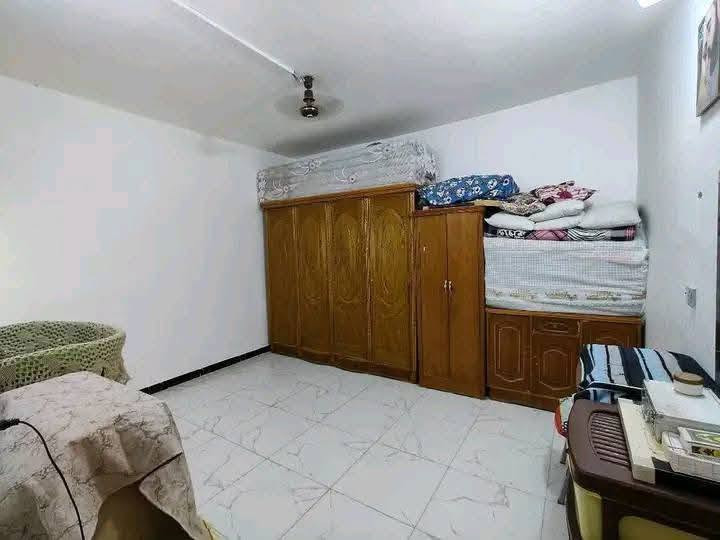 ياالله 
مشتمل بحي الحكيم مساحه 100 متر علا شارعين يقع شارع شارع ضافر زرزور وشارع عطوف قرب المدرسه 150 متر عن المدرسه البنفسج غرفه وهول ومطبخ وستقبال 
بناء حديث سنه صار من كمله 
السعر 18 بيه مجال بصيط الشراي 
الستفسار ***********
