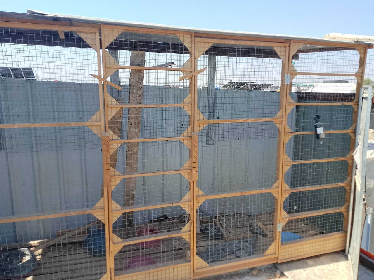 واجهيه جديده عرض 4متر وارتفاع مترين بابتين بغداد الشعب حي البساتين ***********
