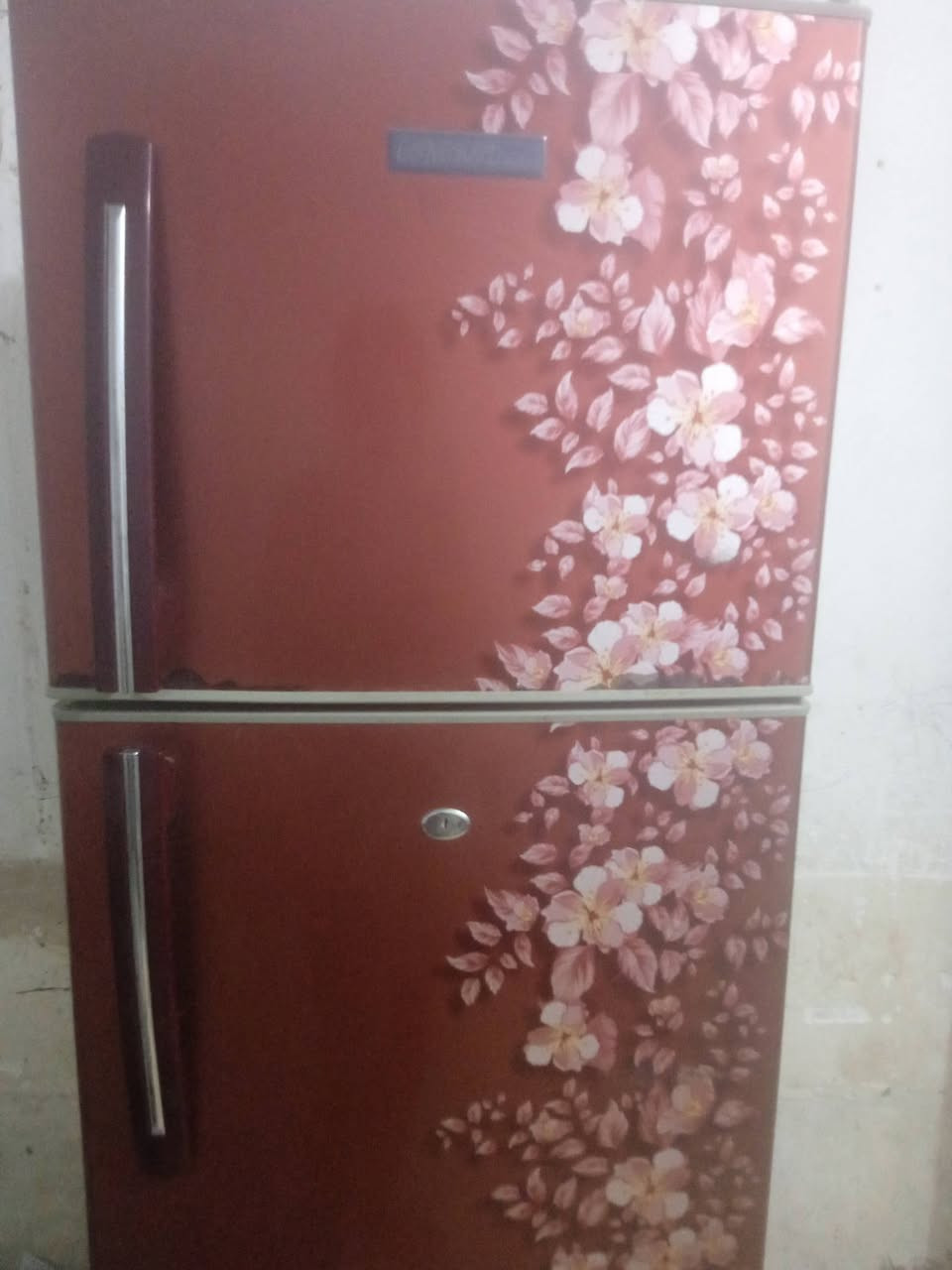 ثلاجه برودتها كلش قويه ب١٥٠وبيها مجال سبب لبيع اريد اشيل ***********
