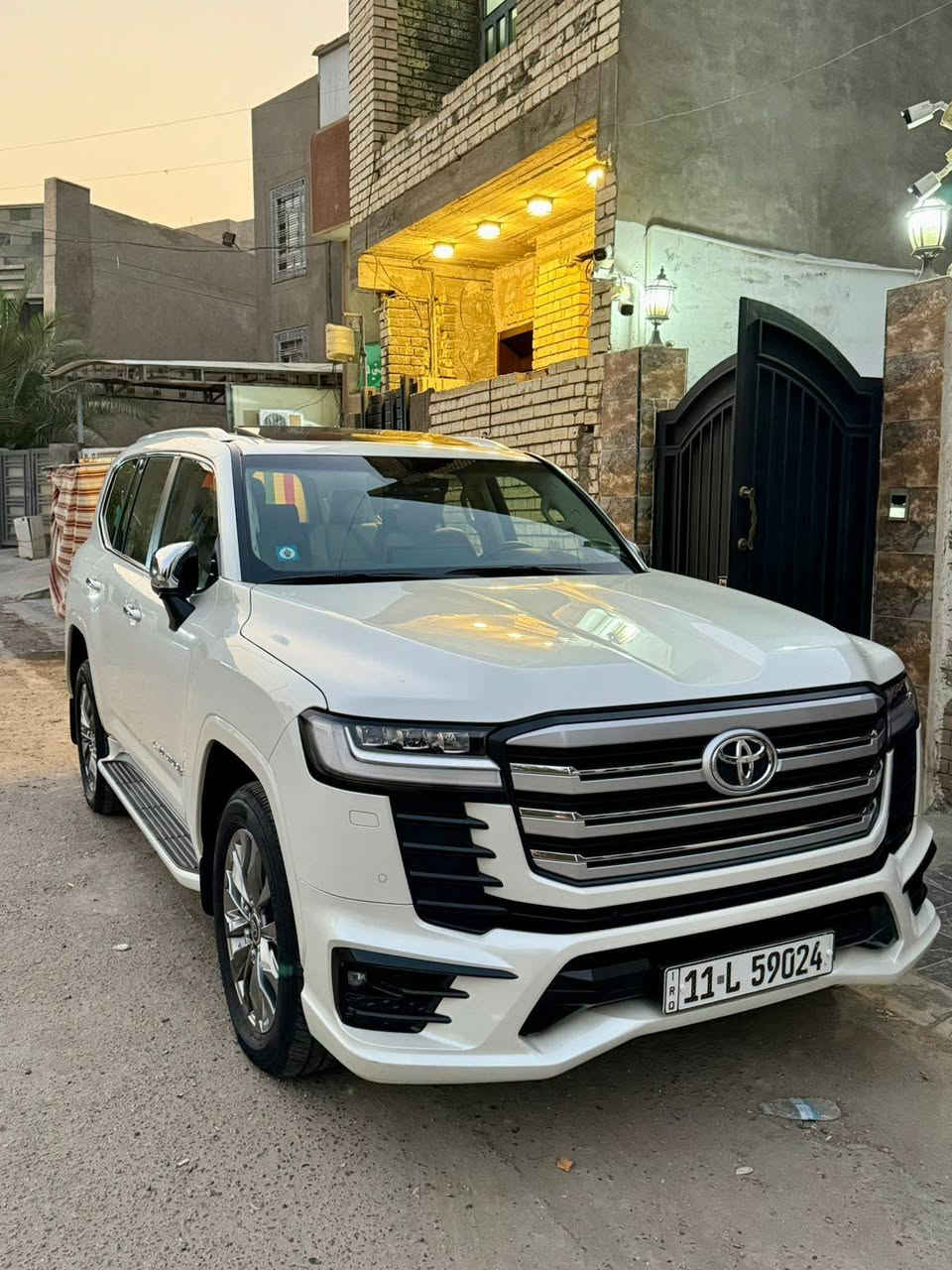 لاندكروز ساز ٢٤  vx تنفس طبيعي ماشي ٢٦ الف جديدة مكفولة كفالة عامة مغلفة ppf  اصلي  ١٠ طبقات ب  ٢٥ ورقة   امريكي وجام بولورايز السيارة على ايد وحدة من الشركة جديدة جدا صيانة دورية بالشركة واستخدام كلش قليل متطلع من الكراج للتواصل *********** موقعها بغداد شارع فلسطين السيارة باسمي وتحويل ثاني يوم
