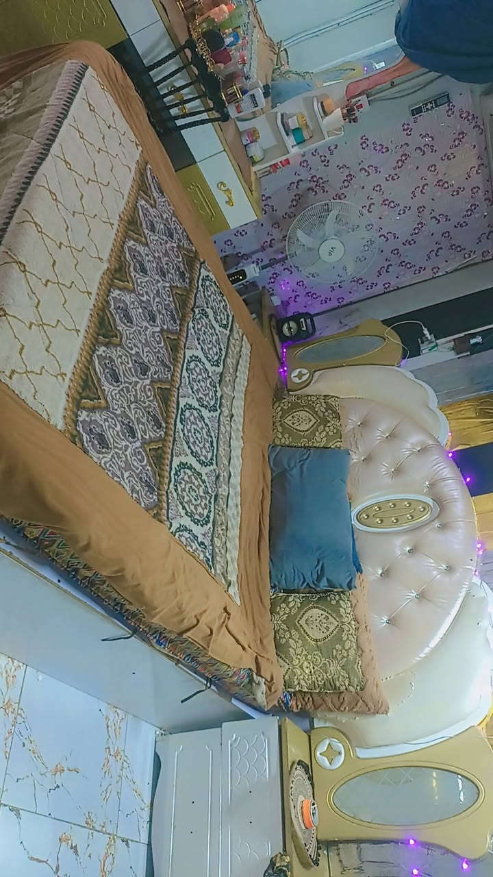 سلام عليكم للبيع غرفة تركيا نضيفة ومندرها عملاقة سبع قطع السعر متين وخمسين وبيها مجال مستعجلين على بيعه سبب نقل ***********
