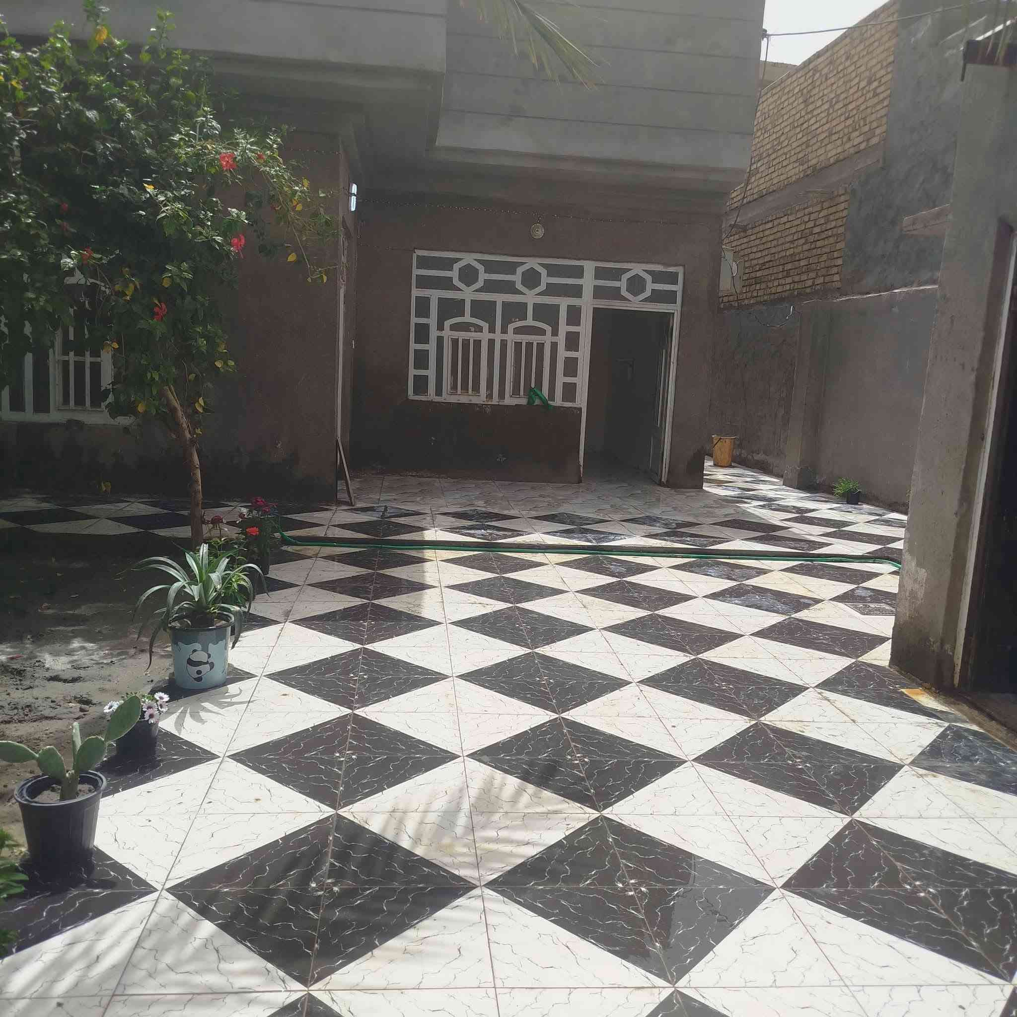 بيت للبيع بلاش بلاش بلاش المساحة 300م في منطقة الطهمازية قرب مركز شرطة سيف سعد على الروائي الكبير يبعد عن الشارع العام 200م
السلام عليكم بيت للبيع يحتوي البيت على 3 غرف كيندور استقبال مطبخ صحيات داخلية وخارجية وحديقة وكراج سيارة ومخزن خارجي  متوفرة كافة الخدمات ماء كهرباء تبليط 
السعر بلاش 80 مليون 
للاستفسار ***********
