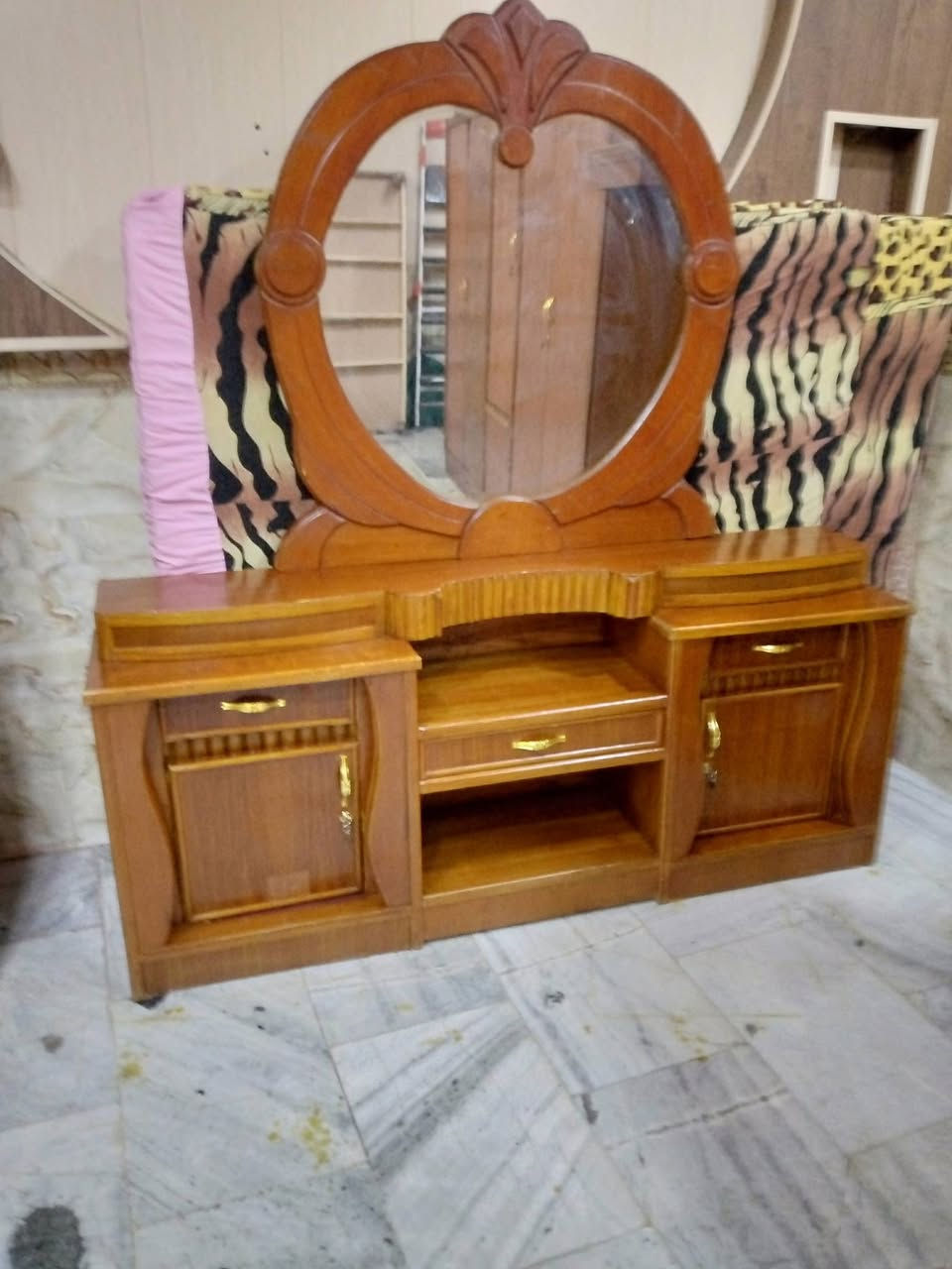 ميز ٥٥ الف
زاويه ٢٠ الف اتصال او واتساب***********
