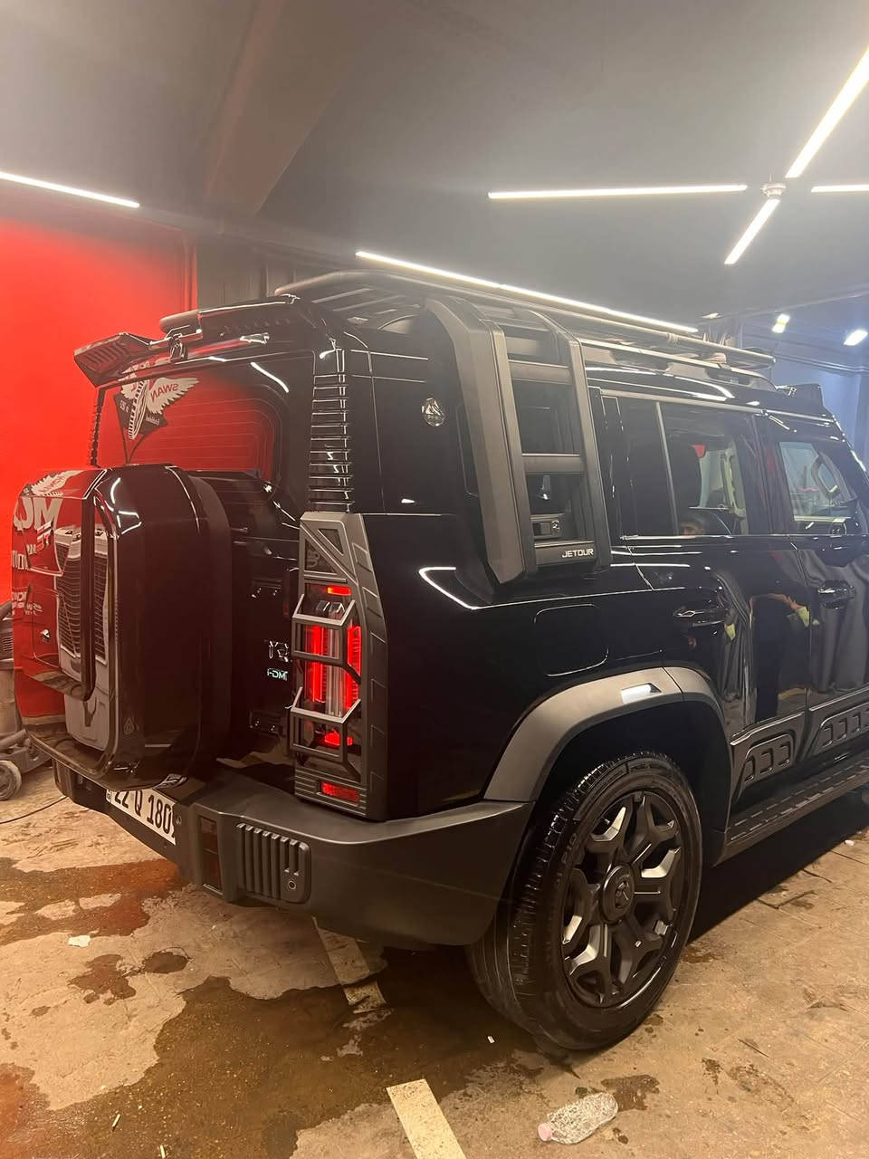 جيتور T2 1.5L Plug-in Hybrid LUXURY (بلگ-إن هايبرد) 🚘⚡️
الموديل: 2026
 حالة السيارة: ماشية 19,250 كم (قابلة للزيادة)، كلين تايتل
 المكان: بغداد
 السعر: 49,900,000 دينار عراقي
💥 التزويد والإضافات (بقيمة أكثر من 4,000$)
 حماية هيكل: حماية PPF كاملة من شركة NVN (بقيمة 2400$).
 التعديلات الخارجية:
 وجه وشباك ديفندر (الشباك الأصلي متوفر ومضموم).
 كشاف براري أصلي + سباية (محجر سقف) + سلم جانبي.
 ديكور رياضي على البنيد + واقيات رياضية للمرايا.
 ديكور جانبي مضاف مع كرك صغير وقناع تزويد مميز.
 واقيات جام أمامية ضد الكسر + درع حماية للباك لايت + تغليف يدات الأبواب.
 واقيات طين + واقيات إطارات + حماية أبواب وحافظات باب.
 شباك حماية للراديتر.
 التعديلات الداخلية والراحة:
 أرضية مغلفة لاستيك حراري + دواسات خاصة طبقتين.
 دوشمة كشنات فاخرة.
 مسند سيليكون + أحزمة سيليكون + عتبات باب.
 ملحقات إضافية: شاحنة السيارة الأصلية مرفقة.
⚙️ المواصفات الفنية (أداء جبار واقتصادي)
 المحرك: 4 أسطوانات سعة 1.5L تيربو + محرك كهربائي.
 القوة الإجمالية: 380 حصان.
 عزم الدوران: 610 نيوتن.متر.
 ناقل الحركة: أوتوماتيكي مخصص لنظام الهايبرد (3DHT).
 سعة البطارية: 26.7 كيلووات/س.
 المدى: يصل إلى 1100 - 1200 كم بشحنة وتفويلة وقود كاملة.
 استهلاك الوقود: اقتصادي جداً بمعدل 6.3 لتر لكل 100 كم.
✨ أبرز مواصفات فئة Luxury
 التصميم والفتحة: فتحة سقف بانوراما قياس 1.1 متر + جنط قياس 20 إنش.
 الشاشات والصوت: شاشة تحكم عملاقة 15.6 إنش + شاشة قيادة 10.25 إنش + نظام صوتي فاخر من Sony بـ 12 سماعة.
 الأنظمة والتقنيات:
 كاميرات محيطية 540 درجة + حساسات أمامية وخلفية + نقطة عمياء.
 نظام قيادة شبه ذاتية + رادار تفاعلي + نظام كبح تلقائي للطوارئ.
 تحذير مغادرة المسار والمساعدة للبقاء فيه.
 شاحن لاسلكي سريع + إنارة محيطية متعددة الألوان.
 بصمة وتشغيل عن بعد + أبل كاربلاي وأندرويد أوتو.
 الراحة: مقاعد جلد كهربائية ومبردة مع حافظة وضعيات قيادة + قبضة جير كرستال + صندوق خلفي كهربائي (شفط).
🛡️ ضمان الوكالة
 ضمان السيارة: 5 سنوات مفتوح الكيلومترات.
 ضمان المحرك: 9 سنوات أو 1,000,000 كم.
 ضمان البطارية: 7 سنوات أو 150,000 كم.
***********
