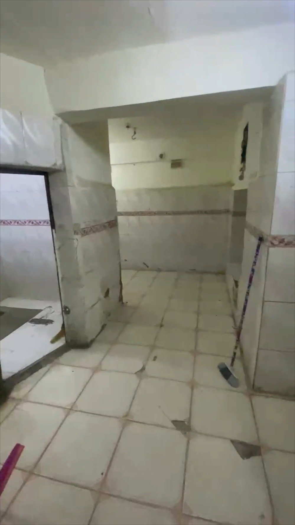 بيت 55 متر 
بيت كامل ثلاث طوابق مساحته 55 متر ، يحتوي على ثلاث غرف وحمامين و مكان مطبخ وبالـ،كونه وترك ، المكان في منطقة الكرادة شارع الصناعة مجاور الجامعة التكنلوجيّة ..
سعر البيت 200 مليون وبي مجال مناسب للشراي .
للآستفسار اتصل على : 
***********
***********
*البيت بعد بي صور للطابق الثالث الي يحوي بعد غرفة وسطح بس الحد مال التطبيق ما يسمح .