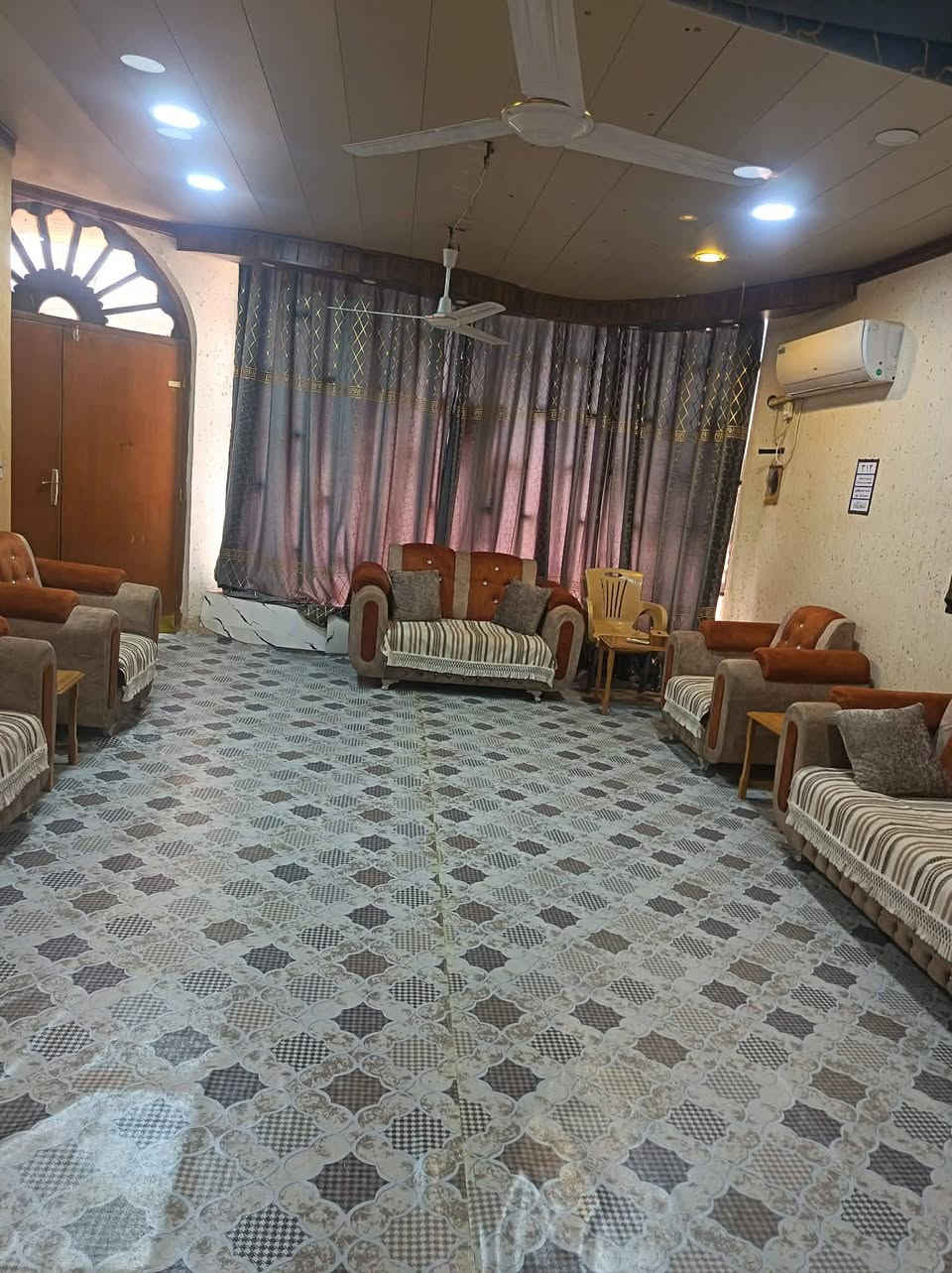السلام عليكم يوجد بيت للبيع في حي البكر حي كمال مساحته220 متر للستفسار اكثر ***********
