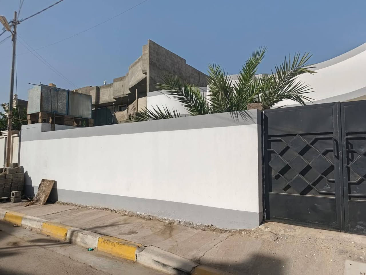 مكلف بالنشر فقط أي استفسار اتصل على صاحب الدار
دار للبيع الفلوجه نافذ ع شارع 60  مقابيل ملعب نادي لصمود والجنسيه مساحه 312م طابق واحد يحتوي على 2 غرف نوم + صاله+ مطبخ+ استقبال منور 2 حمام صحيات كراج واسع وحديقه كبيره السعر 235 قابل لتفاوض 
***********
