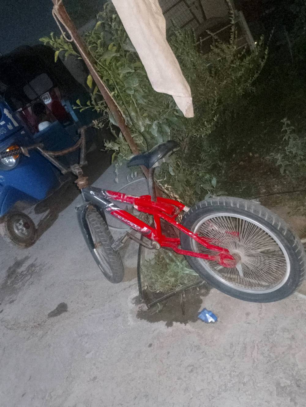 بايسكل BMXنضيف كلشي مابي حجم 20 السعر 30قفل العنوان بغداد الشعب مستعجل ع البيعه