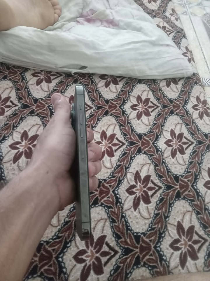 ١٣برو مكس شرق اوسط مبدل شاشه بس بطاريه ٨٦ كلشي شغال بيه فيس إيدي شغال سعر ٥٠٠بيه ومجال***********
