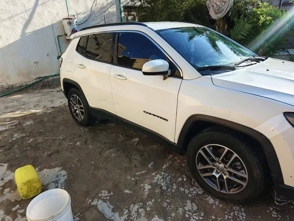 سلام عليكم جيب كومباس موديل 2018  
فور ويل 4x4
لون ابيض لاتيويد 
فول مواصفات ماعدا البونوراما 
مميزات السيارة 
كار بلاي مع شاشة كبيرة 
كاميرا خلفية
ادامة كاملة 
بصمة ابواب مع ترحيب  
سايد بريك بصمة 
وضعيات القيادة 
مثبت سرعة 
رقم كربلاء مشروع وطني بأسمي تحول ثاني يوم
هزة جديدة سنوية 31
طخم تاير جديد
محرك 2400 مكفول 
كير 9 نمر مكفول 
تدفئة تبريد قطعتين كفالة 
داخلة في حالة ممتازة
عدد المسارات 86 الف ميل 
حدادية 100%
السعر واتساب ***********
العنوان النجف

