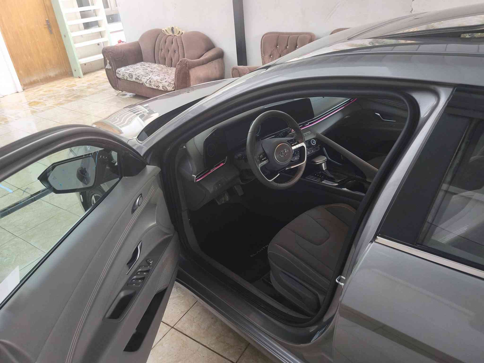 السلام عليكم للبيع سيارةHyundai Elantrموديل2024 فئةSEL وارد امريكي             المحرك2.0لتر.               (اقتصادي جداً).                السيارة ماشيه37الف 

حالة الحادث بكل امانه.                 (تعرضت لحادث في امريكا وتم تصليحها وصورة الحادث نشرتها ويا الصور).  

السيارة فول مواصفات                          (شاشة لمس متطور ،وشاشة عدادات رقمية ديجيتال ،رادار امامي وتحديد مسار،تشغيل ذكي بصمة ابواب وتشغيل عن بعد ،عجلات جنوط المنيوم مميزة فئةSEL،حساسات ونظام فرملة طوارئ تلقائي)الخ.                     

السيارة بعدها مامرقمه
(السيارة جاهزه وشوكت متريد نطلع انحولها بأي يوم يعجبك).

المكان/بغداد العامرية .
السعر/118ورقه.
الرقم/ ***********.

نص مكتوب في الصور:
- BIDCARS
- BIDCARSW