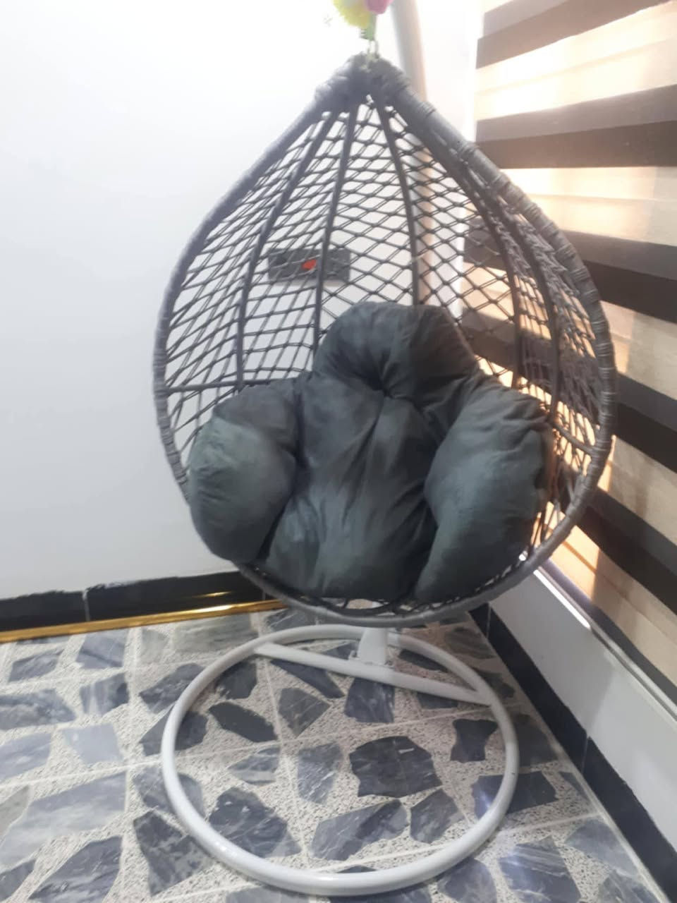 السلام عليكم كرسي استرخاء معلق اخو جديد نضيف حيييل للبيع سعر 80 تفاصيل مع صاحب الرقم *********** مكان الموصل
