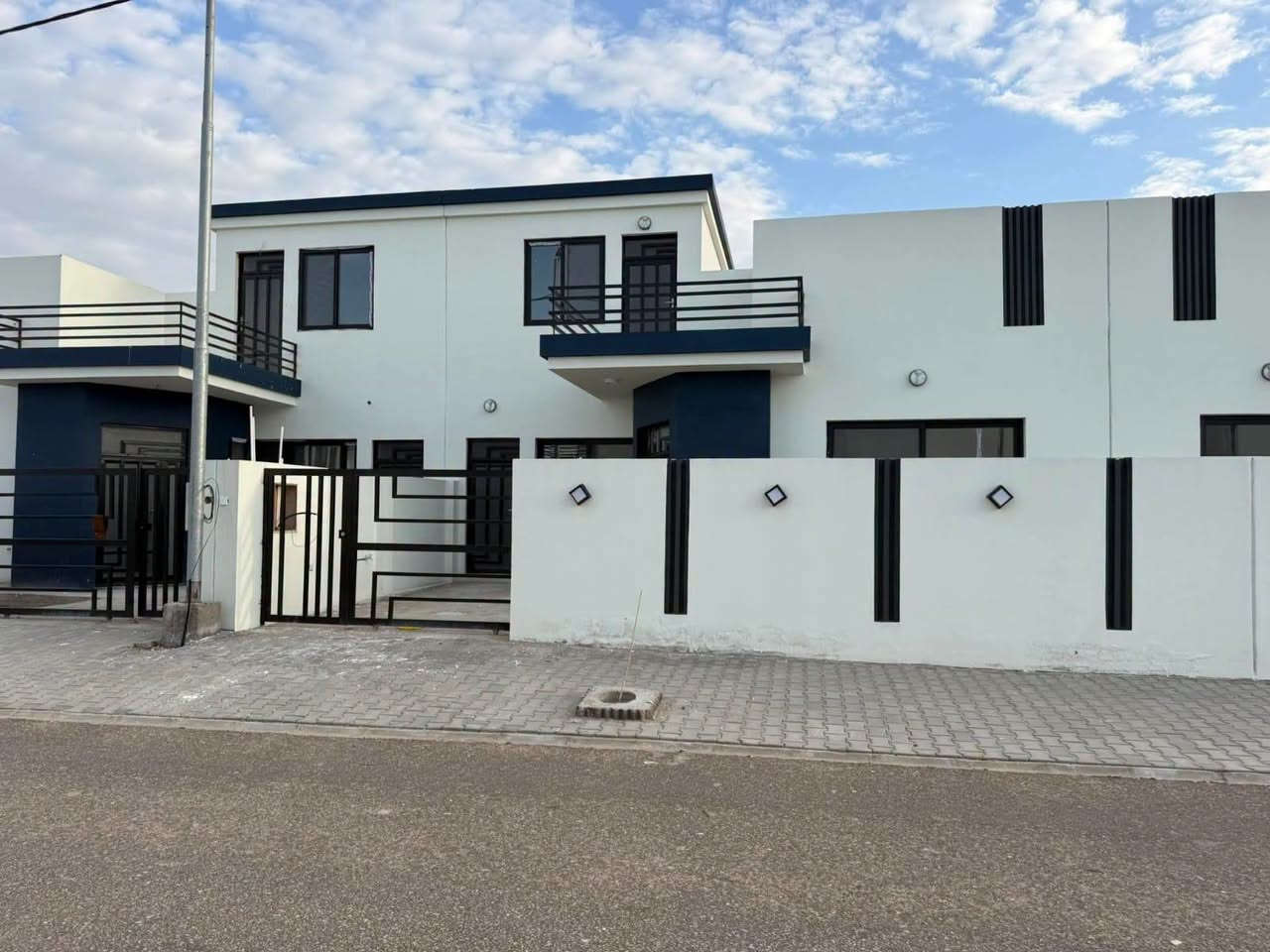 السلام عليكم 
يتوفر دور 🏠🏠🏠بمساحه200م بناء طابوق جمهوري مثقب وعمل درجه اولى باشراف كوادر هندسيه معتمده بمساحات فارهه تناسب العوائل العراقيه  للبيع والرهن والايجار  في مجمع النخيل السكني في النجف الاشرف  لكافه المراحل
المرحله الاولى طابق واحد يحتوي الدار على غرفتين 4*4و5*4وصاله 5*4واستقبال6.40*4ومطبخ5*4 اضافه الى التخاريج والصحيات ودرج معزول بسعر ١٣٤٥٠٠٠٠٠ مليون دينار 
ومرحله الثانيه طابق ونص 
يحتوي على ثلاث غرف سويت اضافه صاله واستقبال وصحيات ودرج معزوله بسعر ١٥٧٠٠٠٠٠٠مليون دينار
 بلاقساط على المصرف العقاري  بتطلوعات مناسبه 
وتتفاوت حسب موقع الدار والواصل لاداره المجمع 
اضافه الى وجود كافة الخدمات من ماء وتبليط وكهرباء ومولدات VIP نضام ٢٤ساعه وشركه امنيه وتنضيف للاستفسار والتواصل عن طريق الاتصال او الوات ساب على الرقم وتساب فقط *********** او مرسله الصفحه وبخدمتك
