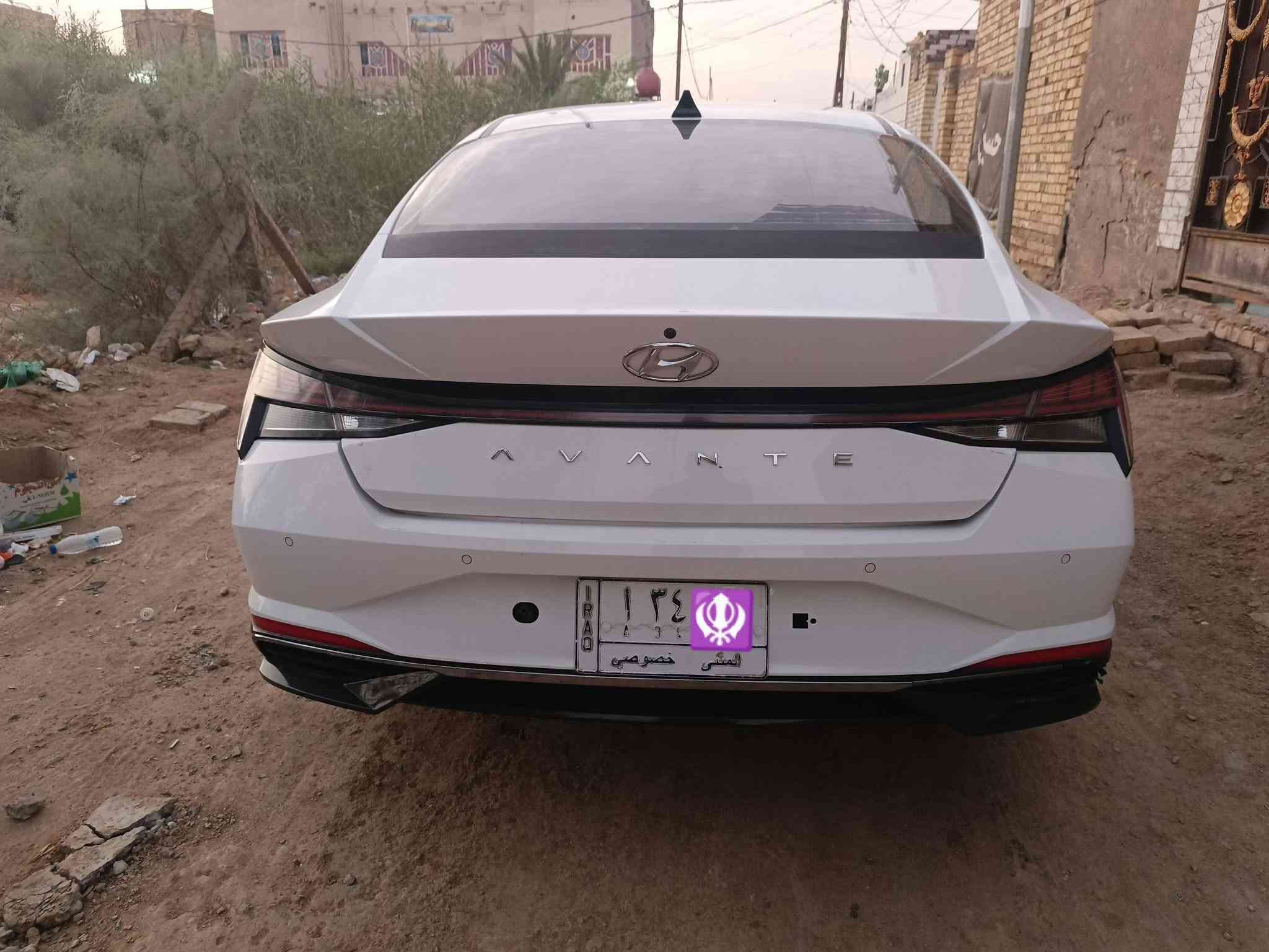 السلام عليكم للبيع هونداي النترا موديل 2021وارد كوري مكينه 2000دوش سياره فول مواصفات عدى الفتحه مواصفاته مالت vip جميع المواصفات لي بالك بيه عدى الفتحه ماشية 140الف كيلو متر حقيقي 
مواصفاته /
بصمه +بصمه أبواب 
تشغيل عن بعد 
مري شفط 
شاشه متصله كبيره معه الدشبول 
ثلاث وضعيات قياده واناره داخليه معه وضعيه القايده متغيره ألون 
خزن ميموري كشنات كهرباء 
كامرات محيطيه  
خريطه جيبيأس +سخان كشنات +تبريد كشنات 
السياره بيه مواصفات هواي كلش  فول vip عدى الفتحه 
السياره رقم مثنى معوقين راعيه موجود وكاله منه عندي مابقاله وتصير حره شي قليل 
السياره بيه بنيد وجاملغ وشويه من باب صدر بدون دواخل ابد وجاملغ خلفي بي صبغ بس سياره بدون دواخل 
مكانه الديوانيه للاستفسار الاتصال على رقم ***********  سعره ب 125وبيه مجال بسيط
