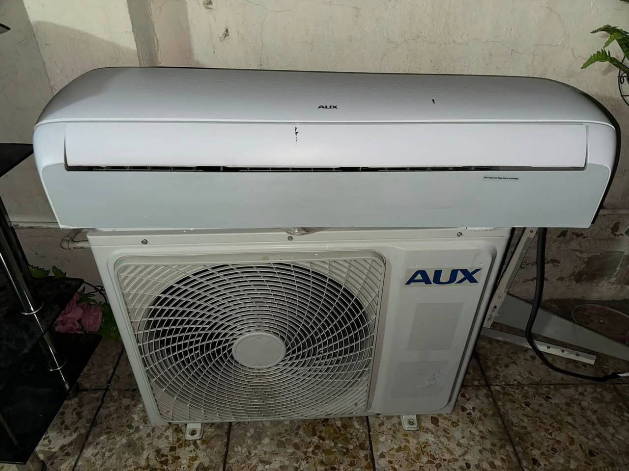 سبلت اوكس AUX للبيع تدفئه و تبريد غير داخل صيانه بلادي مستعمل مال بيت الون ابيض قطعه داخليه و الخارجيه نضيفه بلاديه حجم 2 طن (24000) BTU غاز الشركة R22 مقفول بالقطعه الخارجيه ضاغط t3 يتحمل حرارة الصيف ما يفصل ملحقاته ستاند للقطعه الخارجيه و ريمونت و بواري سبلت ملحقاته يحتوي على قطعة
(( واي فاي )) أصلية السعر 400 و بي مجال للطيبين العنوان بغداد حي تونس افاق عربية للاتصال ***********
