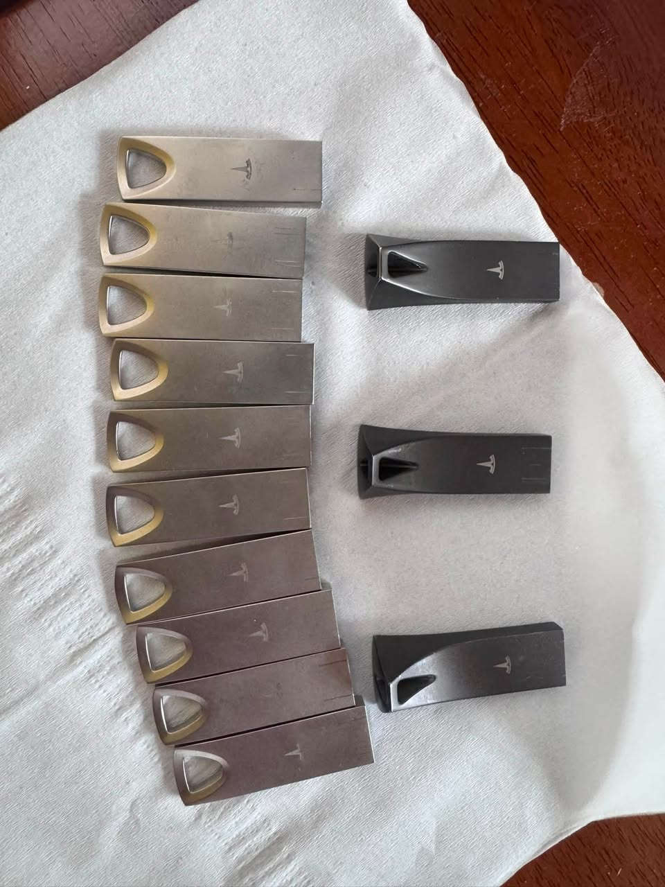 🚗 فلاش داش كام تسلا الأصلي 🇺🇸
متوفر USB Flash الأصلي الخاص بداش كام تسلا ✅
🔹 أصلي ومخصص لتسجيل كاميرات Tesla
🔹 مناسب لتسجيل Dashcam و Sentry Mode
🔹 جاهز للاستخدام والتركيب
🔹 موثوق وسريع بالتسجيل ونقل الفيديو

📍 مركز TESLA – النجف / شارع القوسي
🚚 شحن لجميع المحافظات
🔧 صيانة وقطع غيار سيارات تسلا

📞 للحجز والاستفسار: ***********
***********
