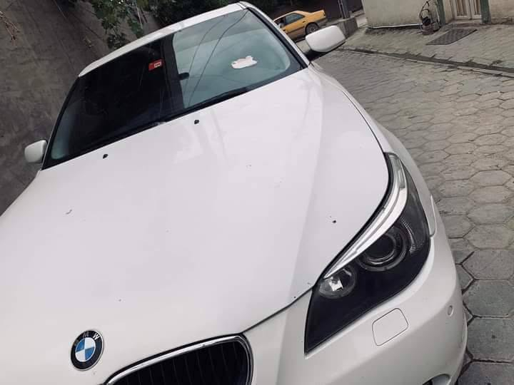 للمراوس
Bmw E60 M5 2008 
كصة جنطة فول الفول ادخل على النت وشوف مواصفاتها 
متؤم شمالي دولي على الشاصي 
المكان ذي قار 
صاحب السيارة 
***********
