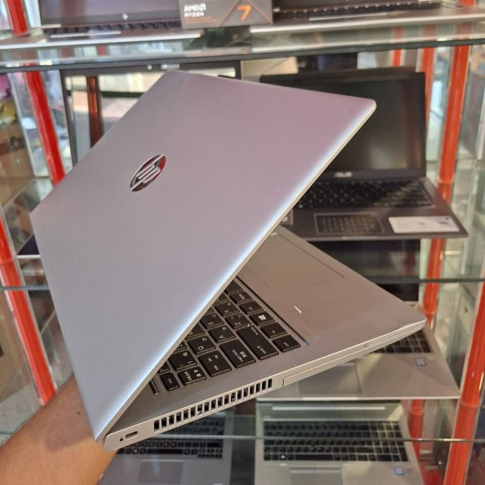💻 للبيع – HP ProBook 650 G4
🔥 لابتوب عملي وقوي، مناسب للدراسة، الدوام، والأعمال المكتبية، مع أداء سريع بفضل معالج الجيل الثامن وقرص SSD.

💰 السعر: 350,000 دينار عراقي
📌 السعر نهائي

━━━━━━━━━━━━━━━━━━

✅ المواصفات:

🔹 المعالج: Intel Core i5 – الجيل الثامن
🔹 الرام: 8GB DDR4
🔹 التخزين: 256GB SSD
🔹 الشاشة: 15.6 بوصة FHD (1920×1080)
🔹 كرت الشاشة: Intel UHD Graphics 620
🔹 المنافذ: USB-C – USB 3.1 – HDMI – VGA – LAN – قارئ SD
🔹 الاتصال: Wi-Fi + Bluetooth
🔹 بطارية جيدة
🔹 الجهاز نظيف وجاهز للاستخدام مباشرة

🎁 مناسب للطلاب، الموظفين، والاستخدام اليومي، ويشغل برامج الأوفيس، التصفح، الدراسة، والاجتماعات بكل سلاسة.

📞 للاستفسار أو الحجز:
***********
