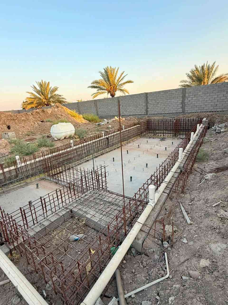 للبيع مزوعه هيكل مساحه الأرض دونم وربع كامل خدمات ماء وكهرباء واجازه بناء صنف الأرض طابو زراعي موقع المزرعه ابو غريب الحمدانيه الثانيه  قرب جسر سميلات 
الاتصال على الرقم ***********
