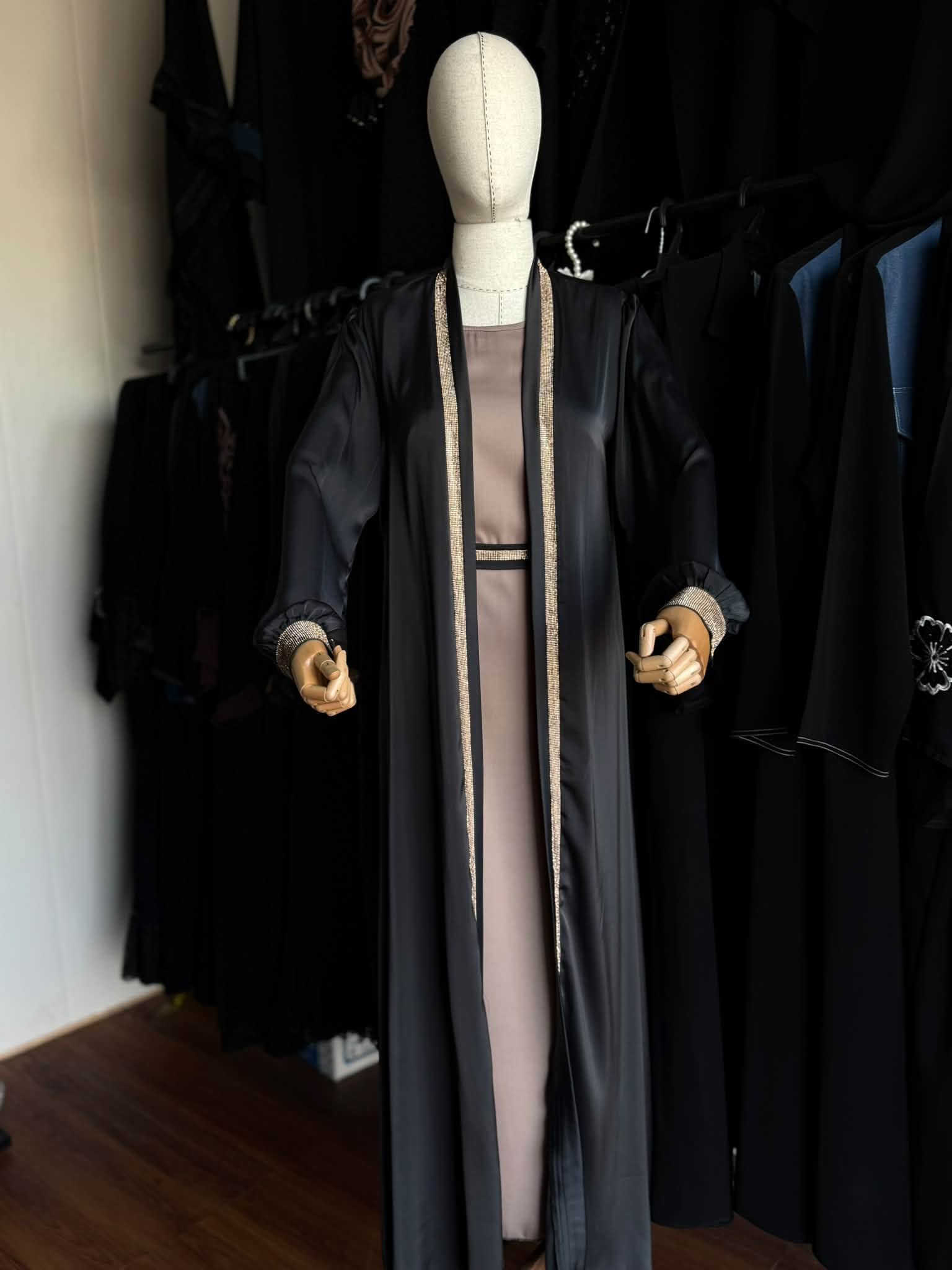 السلام عليكم عندي مجموعة مال عبي تقريباً بل٤٠ اقل او اكثر ما متاكد منهن مال محل معزل ويريد ايبيعهن شلع تجي بعينك وتشوفهن كلهن جدد وبقياستهن اكو بهين قياسات كامله واكو باقيات قطع مع المليكانه هم كذالك للبيع + استان عرض مال تصوير للاستفسار واتساب ***********
