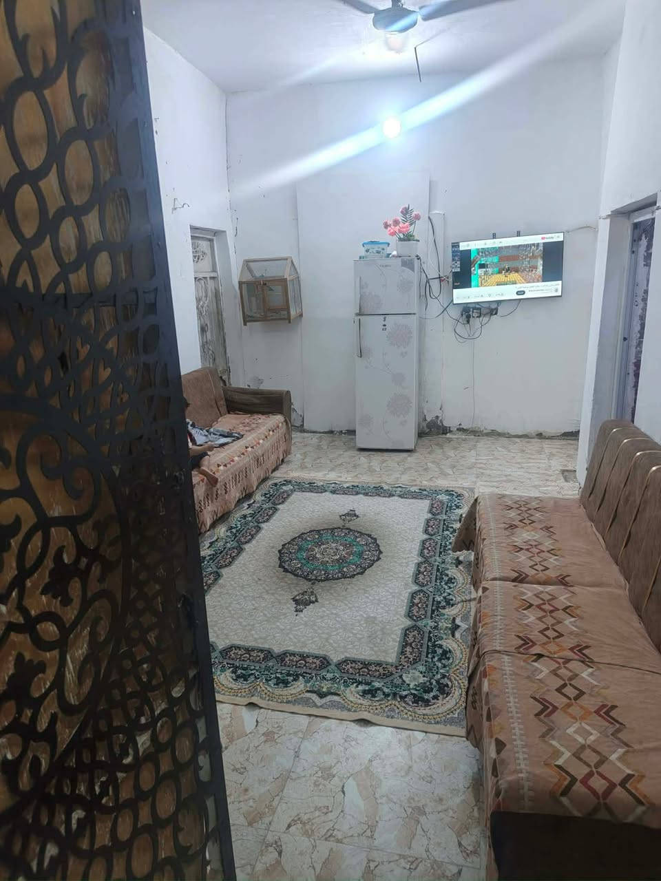بيت مساحه ١٠٠ متر ركن بزعيلات زراعي قرب مجسر الاسكان يبعد عن شارع الصدرين السريع أقل من ١٠٠ متر  بيت بي ديوانيه ٧×4 وصاله ٦×4 ومطبخ  وصحيات خارجيه  مابي غرفه موقع البيت ركن مكان جدآ مميز  عرض الشارع ١٠ متر  السعر٤٣  وبي مجال ومنطقه كافت الخدمات بيهه ***********
