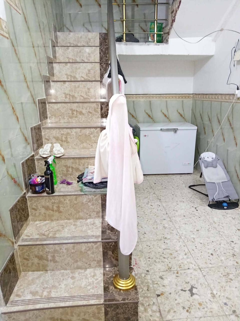 السلام عليكم بيت للبيع محله ١٠٥مقابل عمارة الدفاعي بيت جاهز وبناء جديد كله سيراميك ونظيف ومرتب مجاري ماء تبليط خدمات كامله يبعد عن الشارع العام ٢٠٠]مساحه ١٧٠متر صاحب الدار ،***********
