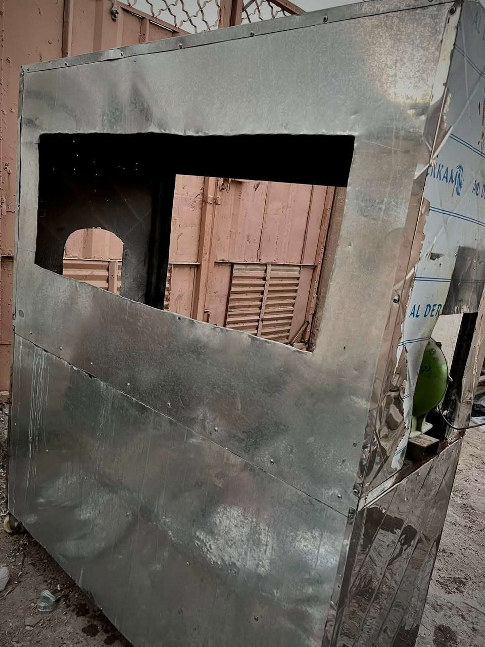 سلام عليكم عندي غراض مطعم للبيع  وهذا رقمي ***********
