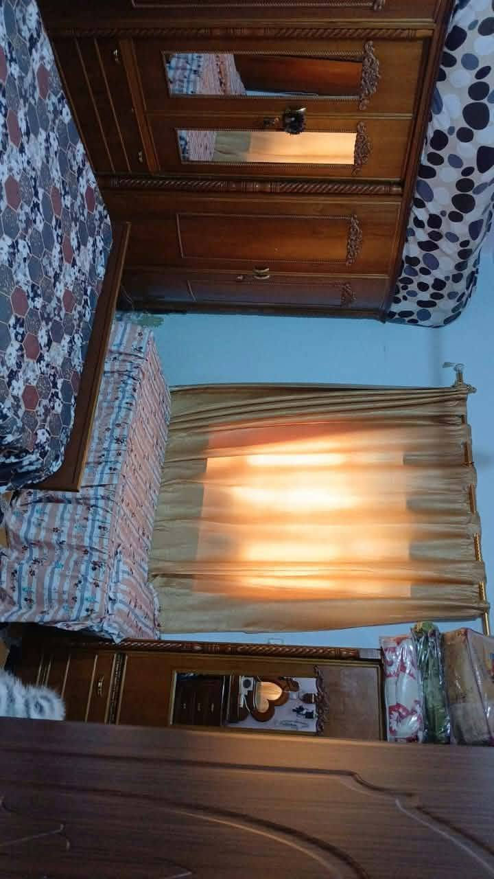 بيت للبيع المساحه 100 متر السعر 25 وبيه مجال للشراي يدلل موقع البيت حي الزهراء على شارع الشريفات مراجعة الرقم *********** يوجد لدينا عقارات اقصاد ونقد وقطع
