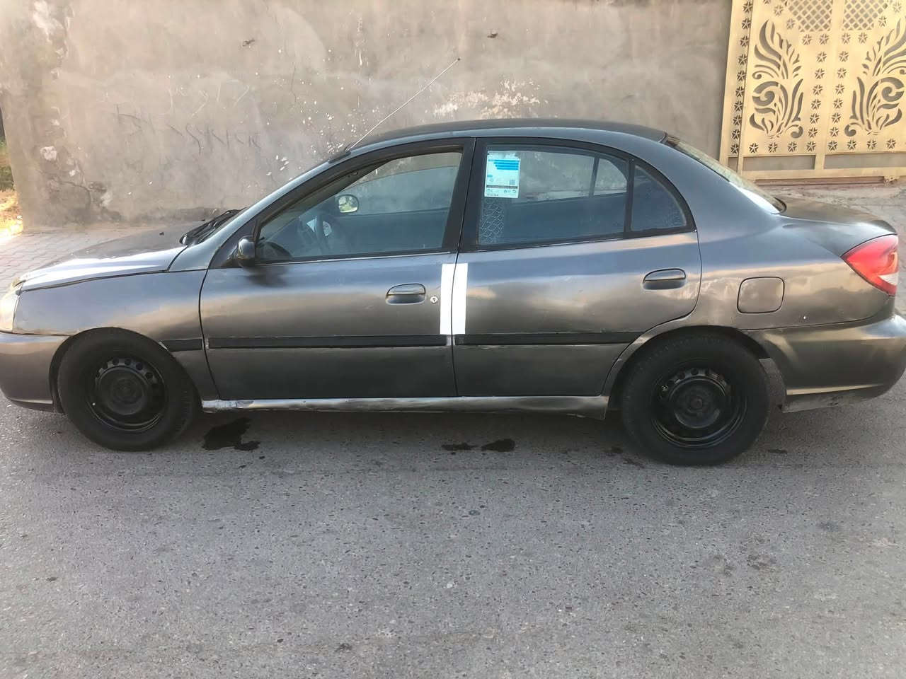 كيا ريو 2004
السياره مصبوغه عام اثر جراد 

المكينه والكير مكفولات 

تبريد يشتغل بس غاز يرادله 

السياره حلوه متصرف عليها كلشي 

السعر 37 بيه مجال بسيط 

الشراي واتساب او خاص 

السياره بأسمي مباشر عقد مروري وتحويل 

***********

مكاني بغداد المحموديه
