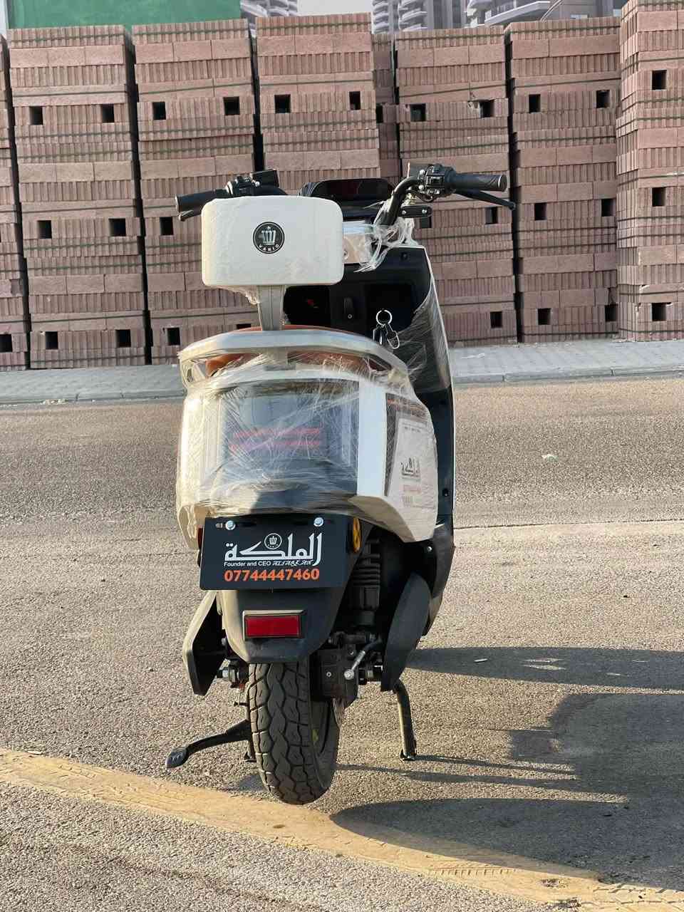 سلام عليكم عندي دراجه الملكه لبيع او  مراوس صارلي تلث اشهر من ماخذه بعده جديده مابيه نقص بس بيه شويه كسر بل كفر  الامامي  مكاني بغداد لغزاليه 

‪***********‬
