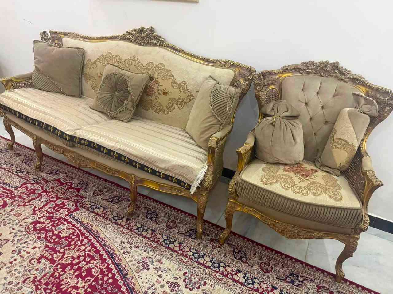 للبيع تخم ١٠ مقاعد مصري درجة اولى مع ميز طعام … نضافة ٩٥٪؜ مع ميز طعام رئاسي … السعر ٩٠٠ الف … المكان زيونة شارع الربيعي … للتواصل*********** … متوفر واتس اب
