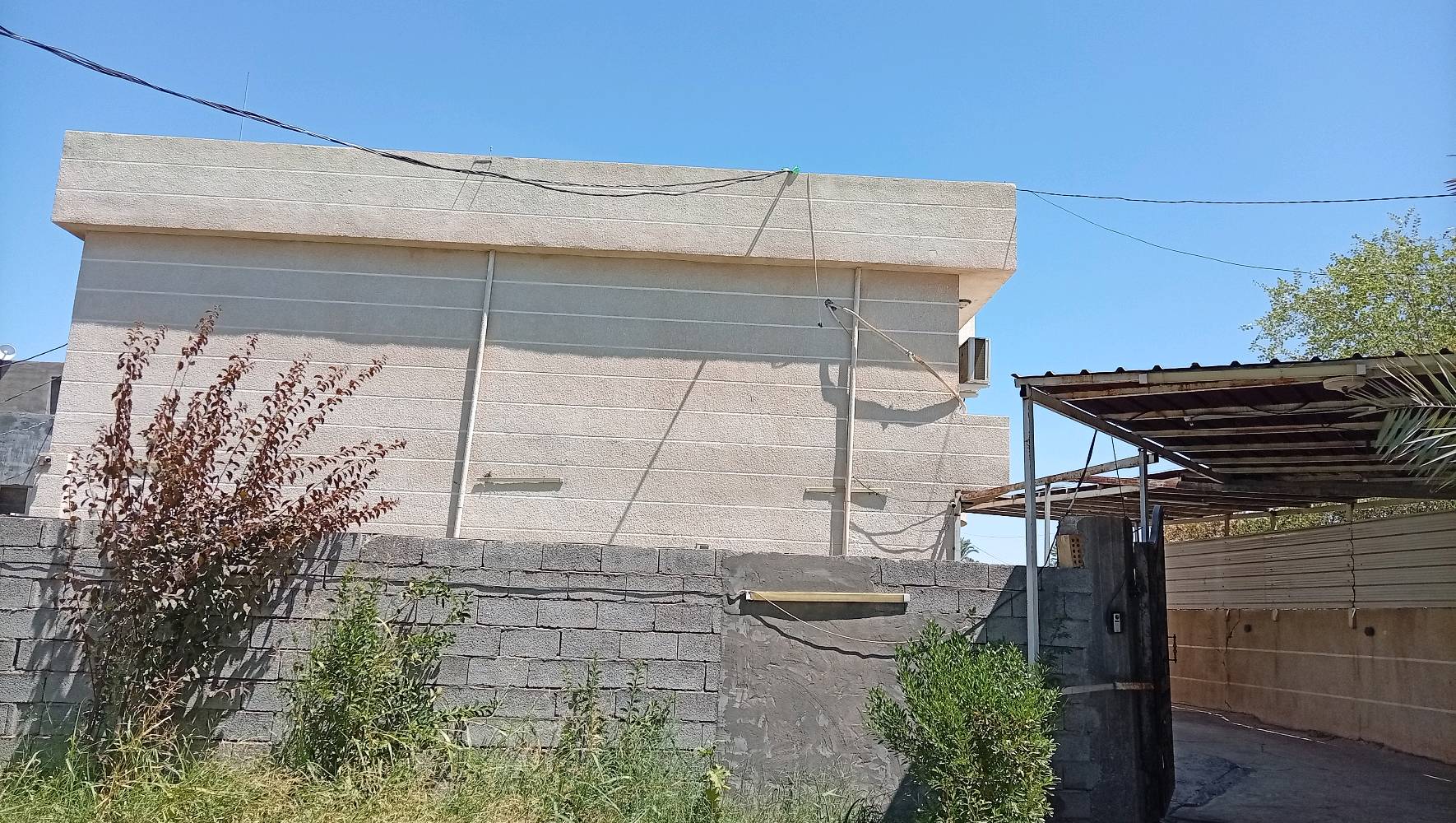 بيت ملك سند 25 للبيع كامل مساحه 500م يحتوي على 5غرف نوم 🏡🏠

وصاله عدد3 

استقبال 

وهوال

وحمام عدد 3

ومطبخ 

ومخزن غراض 

وكراج كبير 

لبيت كامل من كلشي خدمات ماء وكهرباء 24ساعه

 وشارع تباليط
عنوان شاطى التاجي قرب معمل لببسي