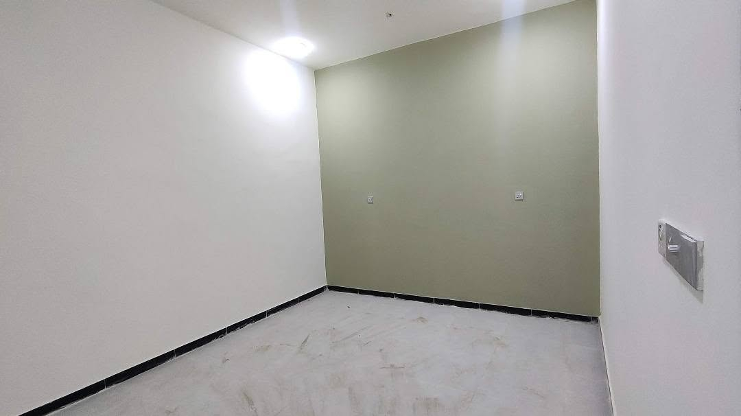 بيت في منطقة التنومة
السلام عليكم 
بيت بالتنومة شارع 36/ مساحة 165متر طابو صرف/ بناء حديث سنة 2022/ البناء كامل طابوق وباشراف مهندسين/ البناء طابقين

(4 غرف نوم/5 حمامات)

الطابق الاول:
-استقبال
-صالة
-مطبخ بارد+ مطبخ حار
-غرفة نوم تحتوي على حمام 
-حمام داخلي
-حمام خارجي

الطابق الثاني:
-صالة
-ثلاث غرف نوم (واحدة تحتوي على حمام) 
-حمام 

البناء درجة اولى والتشطبيات كلها درجة اولى: سيراميك افضل نوعية/ الابواب افضل واقوى جودة بالسوق/ الاصباغ كلها من شركة جوتن

للاستفسار الاتصال
***********
