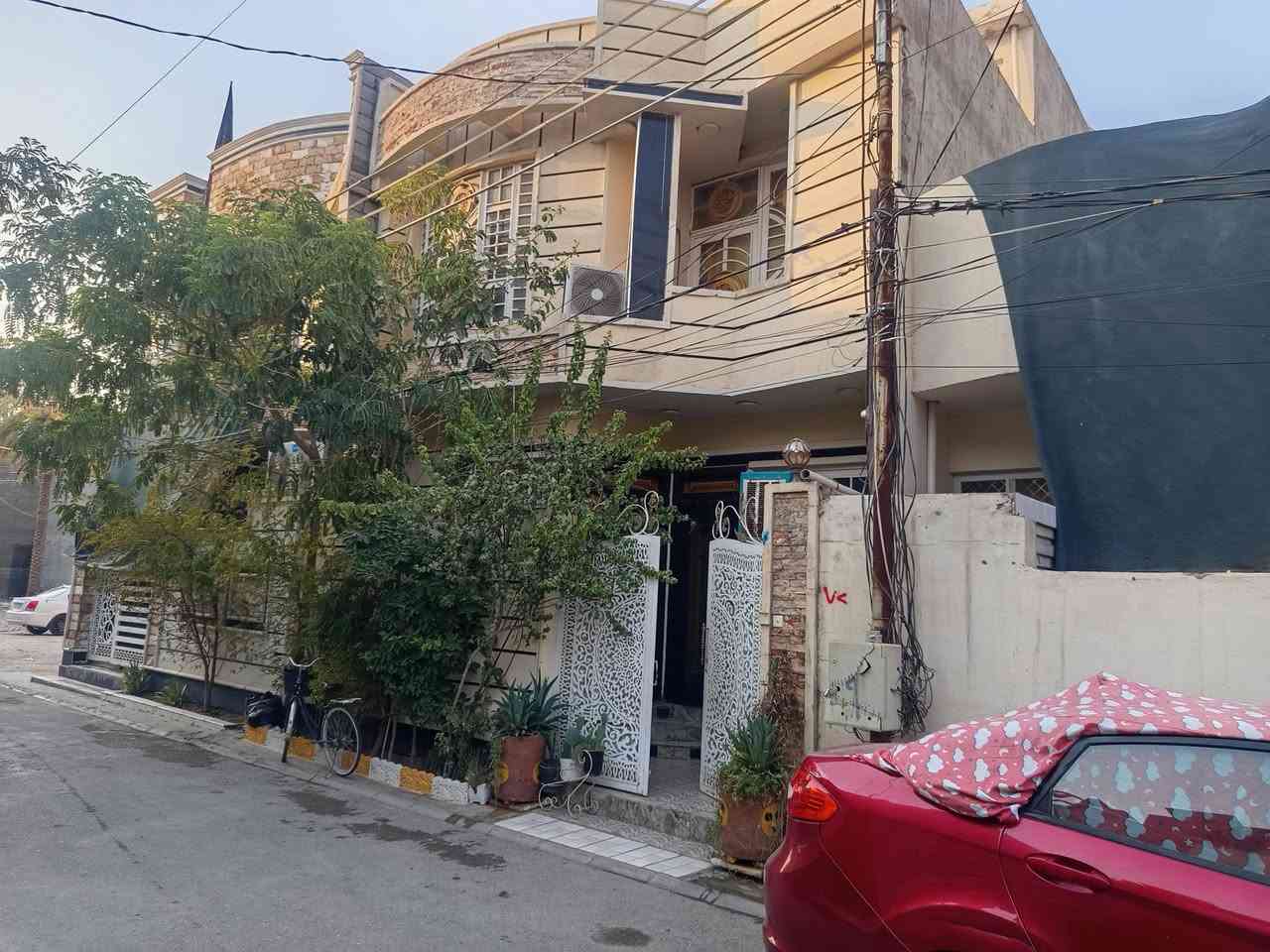دار طابقين للبيع  بناء حديث طابو زراعي سند 25 مكاتبه ووكاله مساحه 100م الواجهه 7 م النزال 14.5م خارطة وديكور وتصميم وموقع درجة اولى يتكون من استقبال و 4غرف نوم و مطبخ و صاله وصحيات داخليه وخارجية وطابق ثاني وصاله طابق ثاني و بيوته الخدمات مدارس ابتدائي وثانوي وماء وكهرباء وتبليط وخط مولد وإنارة ومجاري بعقوبة 7نيسان خلف الكلية الاساسيه فرع اسواق ود الثالث السعر 140مليون وبي مجال للشراي تفاصيل اكثر داخل الفيديو للاستفسار خاص او ***********
