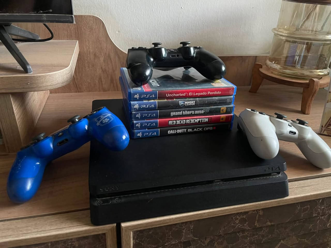 السلام عليكم 
PS4 Slim 
نص تيرا 
الجهاز نظيف جداً وما مفتوح نهائياً ولا صاير بي خلل 
ويا خمس اقراص وثلاث يدات 
ملحقاته من كيبل HDMI والكيبل الاصلي مالته موجودات ايضاً 
السعر 230 وبي مجال 
***********
