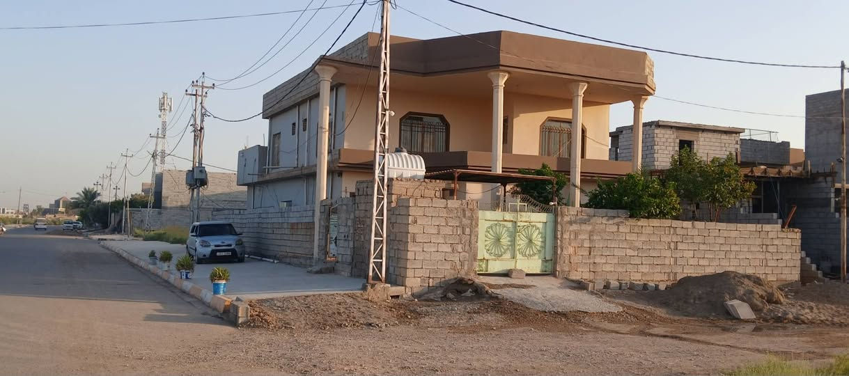دار للبيع موقع ممتاز ركن  في بلور حوض المجبرجي خلف كراج بغداد  على شارع الجامع  مقابيل ساحة خدمات كاملة ملك صرف مساحة ٣٠٠م بالسند   ٣٩٠م واقع حال بناء سنة ٢٠١٠ طابوق طابقين متكون من حديقة كراج  استقبال مطبخ هول ترك داير البيت اربع غرف نوم ثنين جوه وثنين فوك صحيات ٣ خارجي وداخل وفوك سطحين شتايكر الطابق الاول سيراميك الثاني لبخ للاستفسار *********** او *********** او ***********
