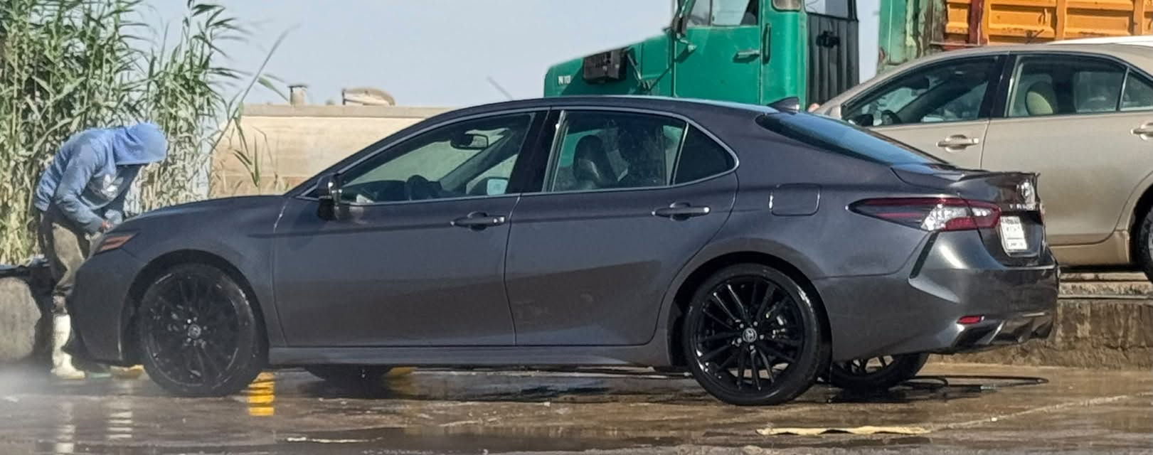 للبيع: تويوتا كامري 2023 XSE هايبرد (وارد أمريكي / بدون فتحة)
الموديل: 2023

 الفئة: XSE Hybrid

 المحرك: 4 سلندر + نظام هايبرد (اقتصاد عالي جداً بالبنزين وقوة ممتازة)

 القير: أوتوماتيك CVT

 الفتحة: بدون فتحة سقف

 المسافة المقطوعة (الممشى): 80,000 كيلومتر

المواصفات والخيارات:

 الإيرباجات: سليمة بشرط الفحص (ولا إيرباك طاق).

 التصميم الخارجي: شكل XSE الرياضي، إضاءة LED بالكامل،، تحكم كهربائي بالمقاعد، شاشة لمس تدعم Apple CarPlay و Android Auto، شاحن لاسلكي، تكييف  قطعتين أوتوماتيكي

 أنظمة الأمان والقيادة: رادار ذكي، نظام التنبيه عند الخروج عن المسار، تثبيت سرعة متكيف، كاميرا خلفية، وضعيات قيادة متعددة (Eco / Normal / Sport / EV Mode).

تفاصيل الحادث والحالة العامة:

 الحادث: وارد أمريكي (ضربة دعامية/وجهية وضربة خلفية خفيفة كما في صور المزاد).

 الحالة: تم تصليحها وتنظيفها بالكامل بقطع ممتازة، السيارة جاهزة للقيادة والاستخدام اليومي مباشرة بدون أي مصاريف أو نقص.

معلومات البيع:

 السعر المطلوب:[179$] وبيه مجال بسيط 

 المكان / المحافظة: [صلاح الدين "سامراء ]

 رقم التواصل: [***********][***********]

نص مكتوب في الصور:
- 69109333